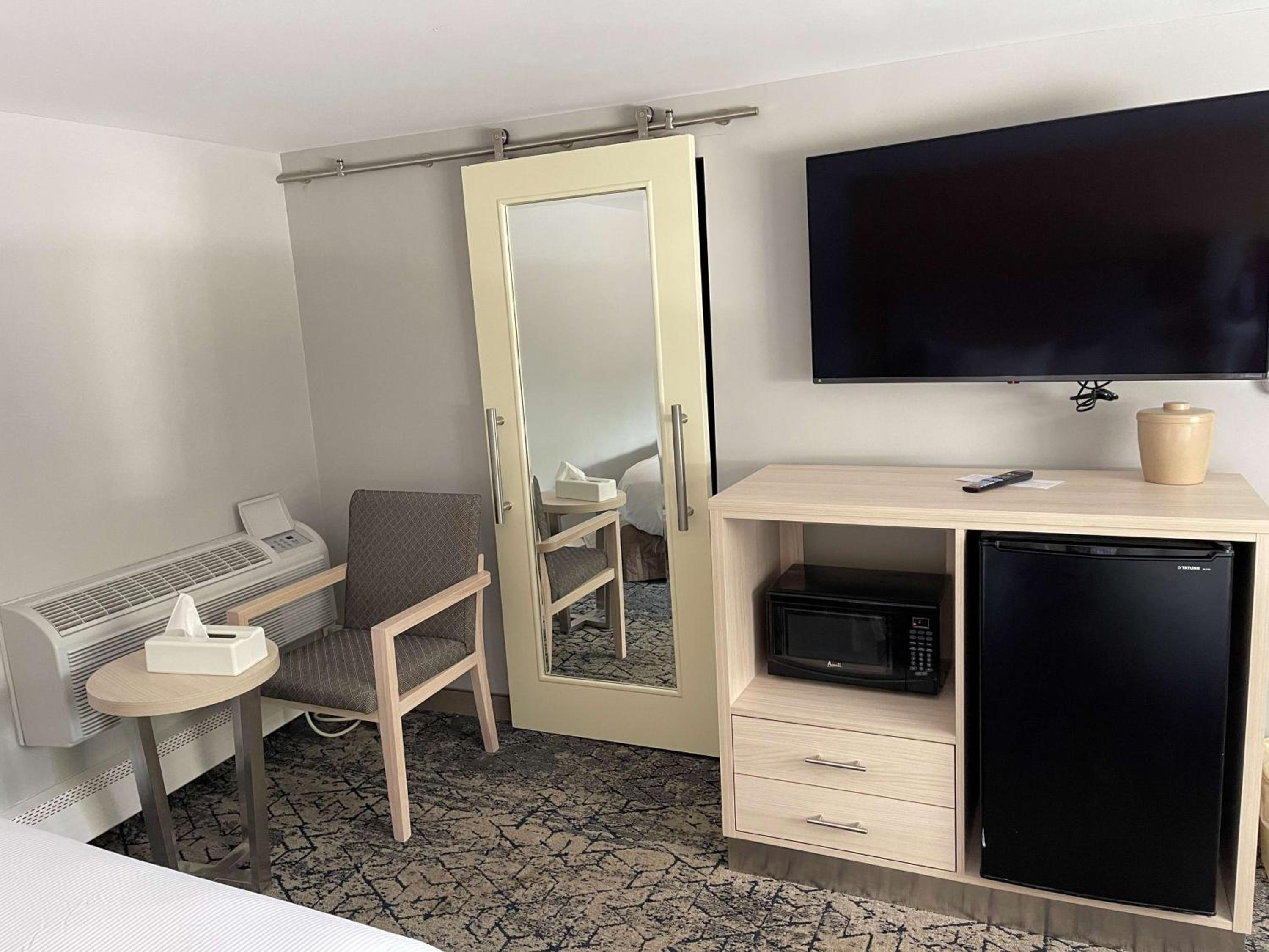 Queen Room with Two Queen Beds (Not Pet-Friendly) - Photo 2