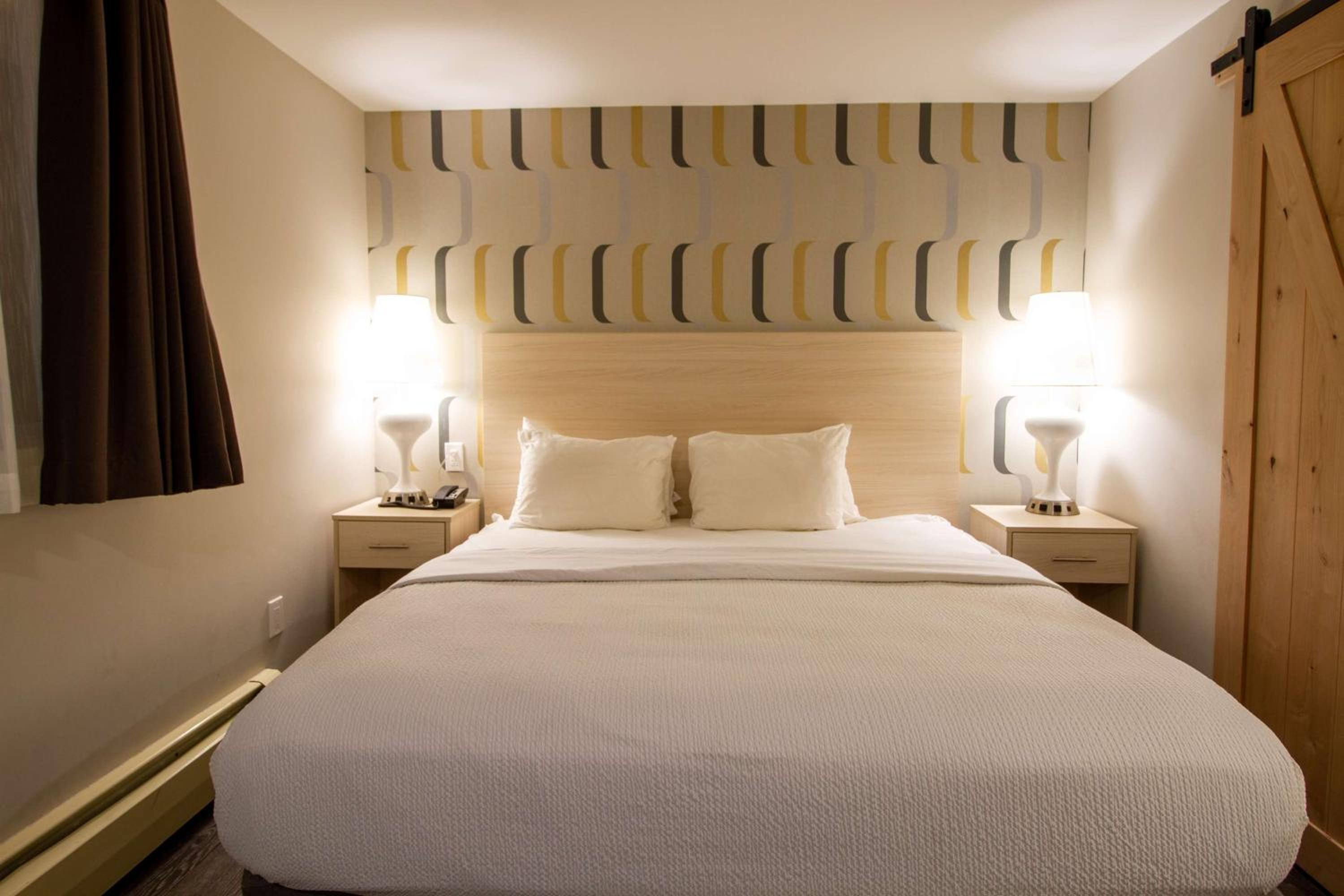 Suite with One King Bed and Two Queen Beds (Not Pet-Friendly) - Photo 3