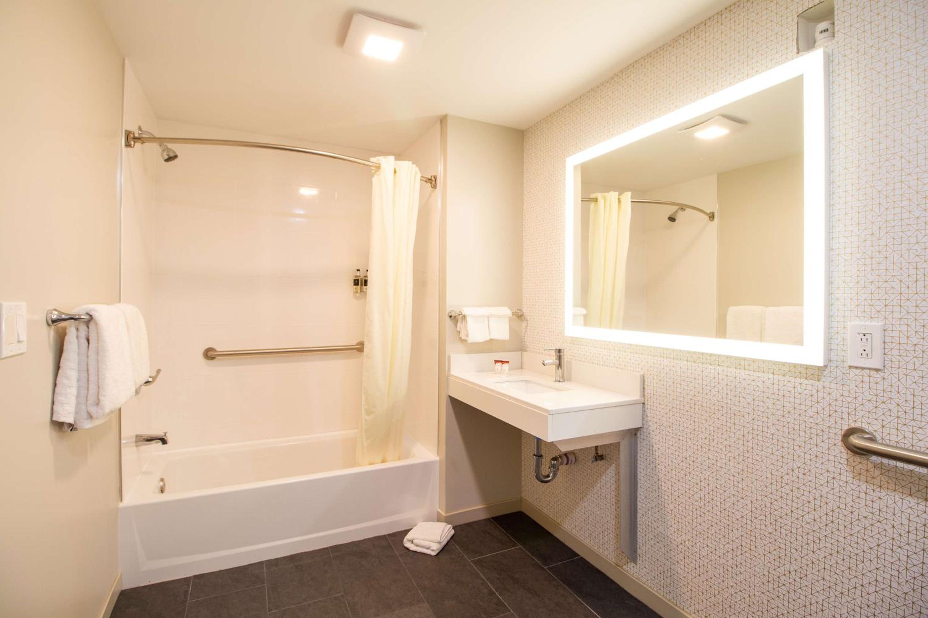 King Room with Bath Tub - Mobility Accessible/Non-Smoking - Photo 2