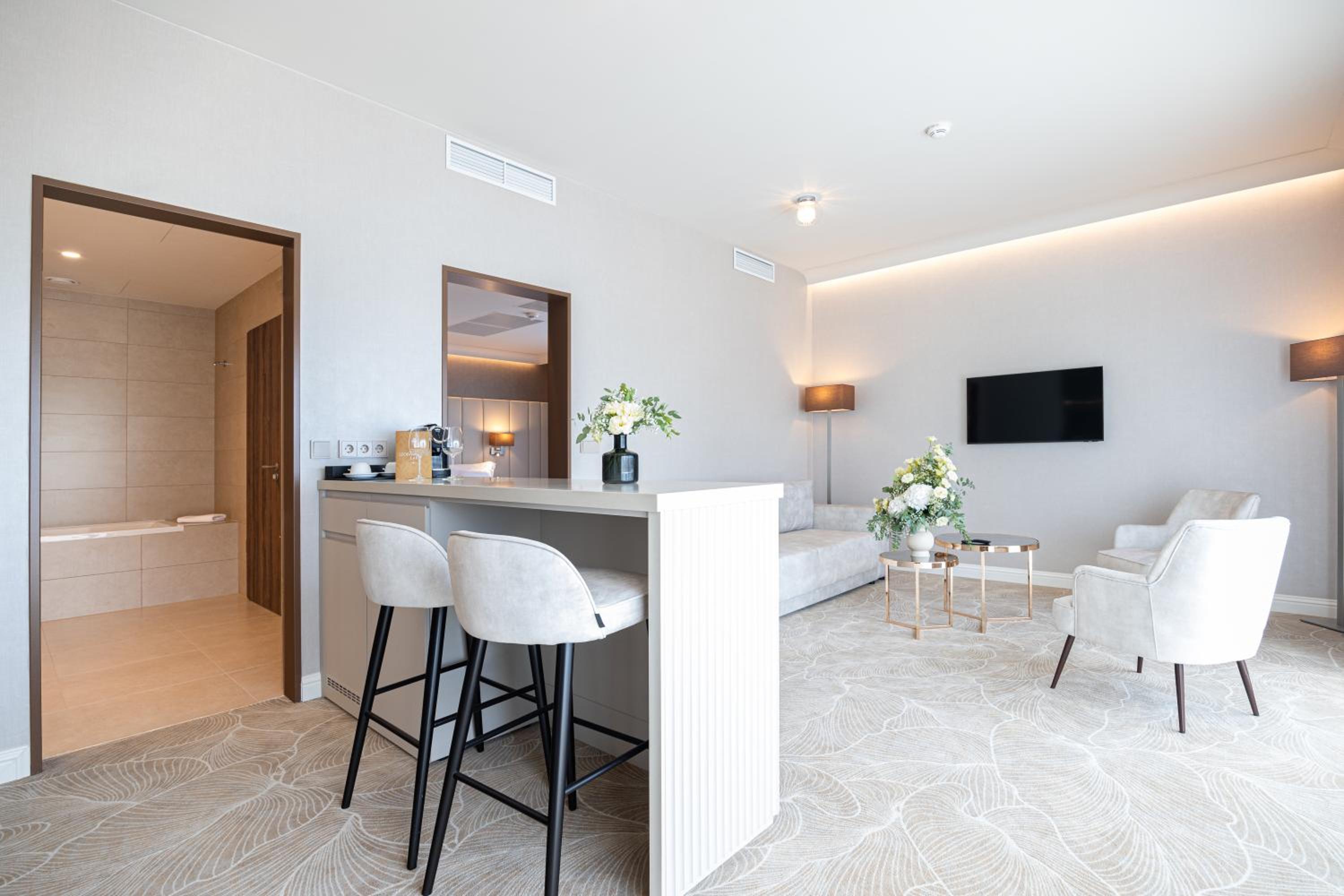 Suite - Photo 1