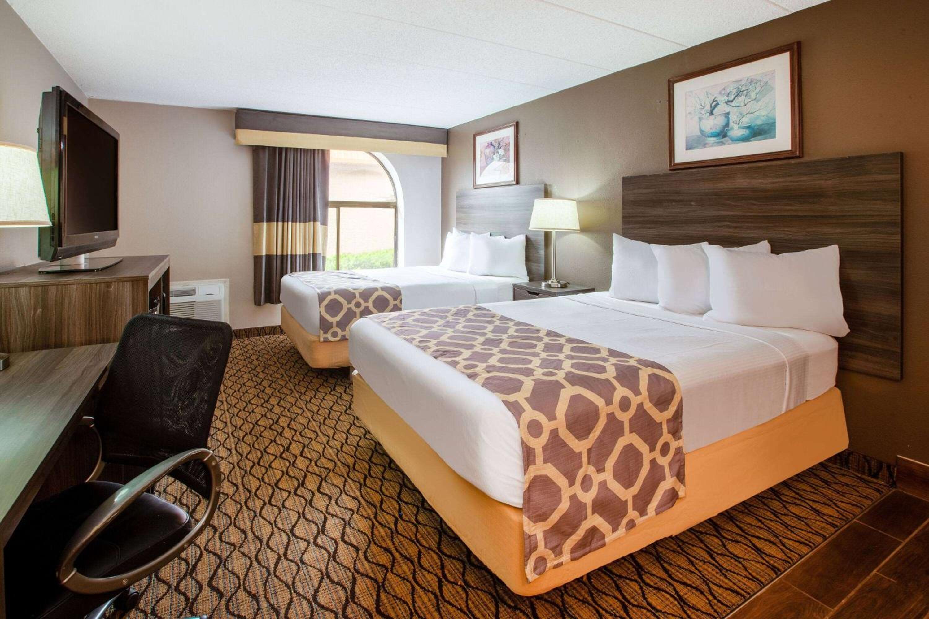Queen Room with Two Queen Beds - Non-Smoking - Photo 1