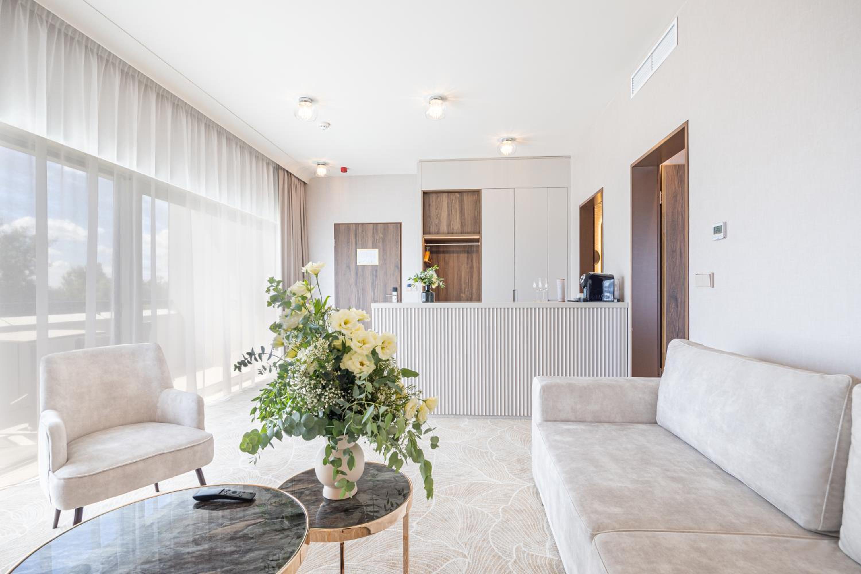 Suite - Photo 8