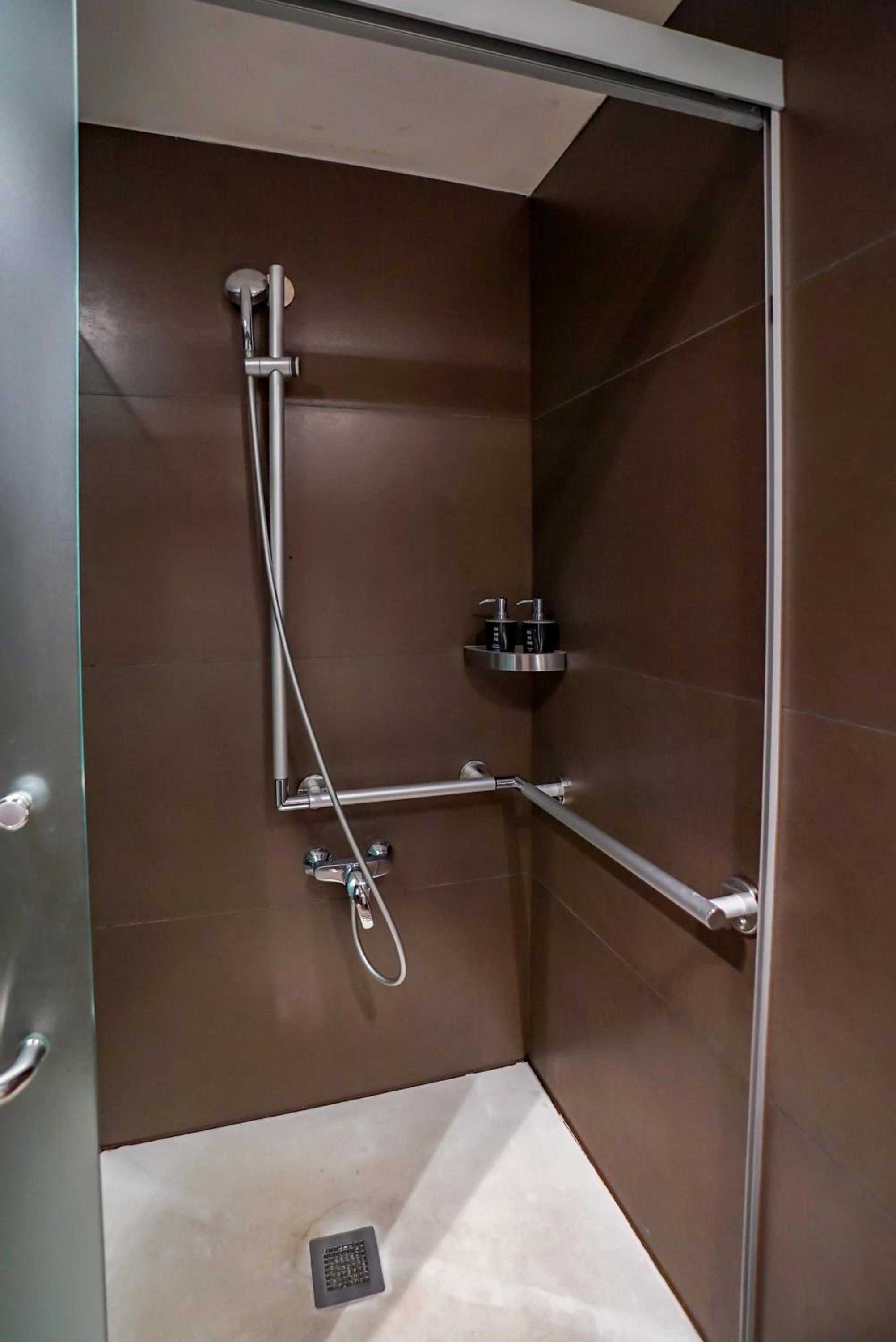 Single Room thumbnail 6