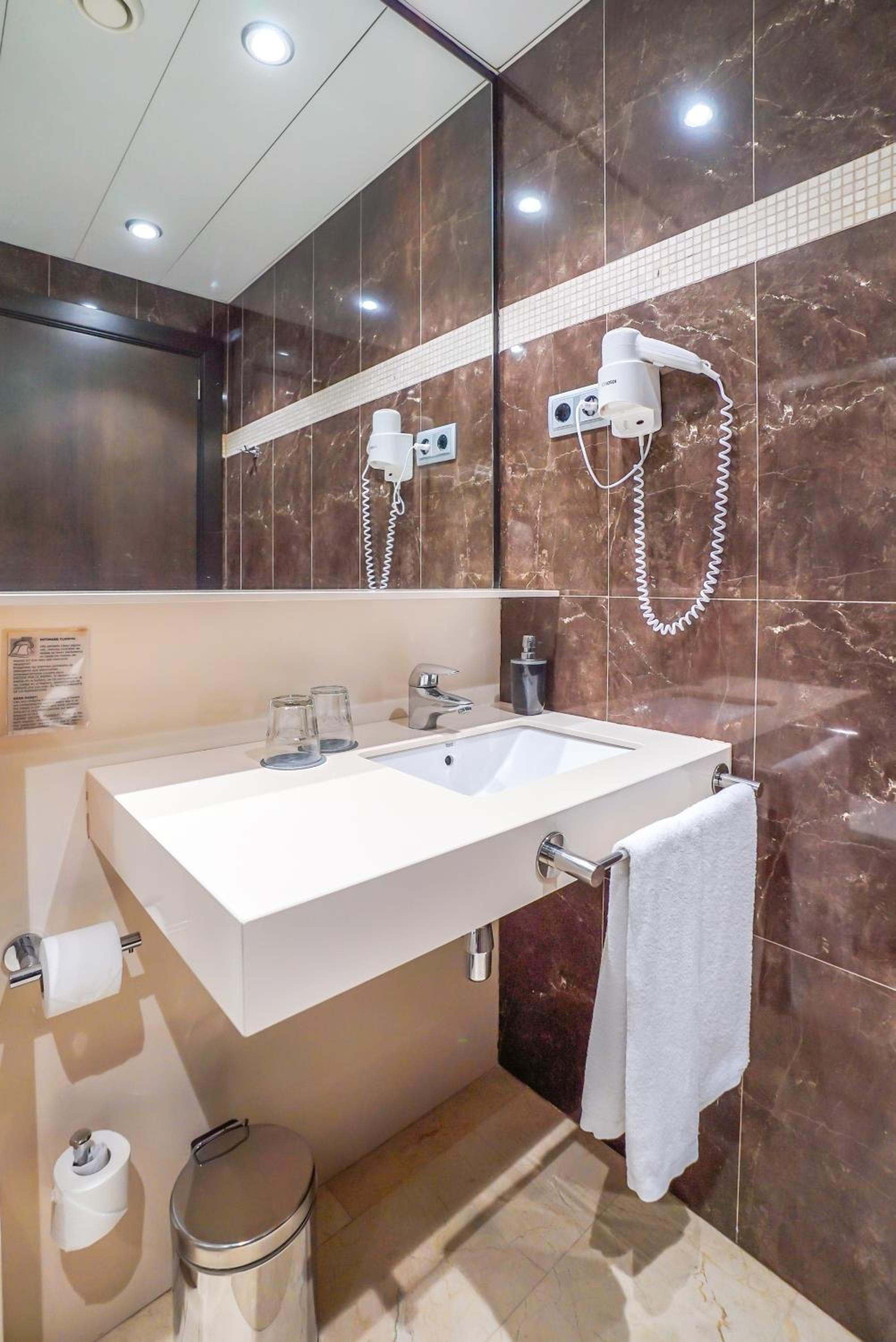 Superior Twin Room thumbnail 5