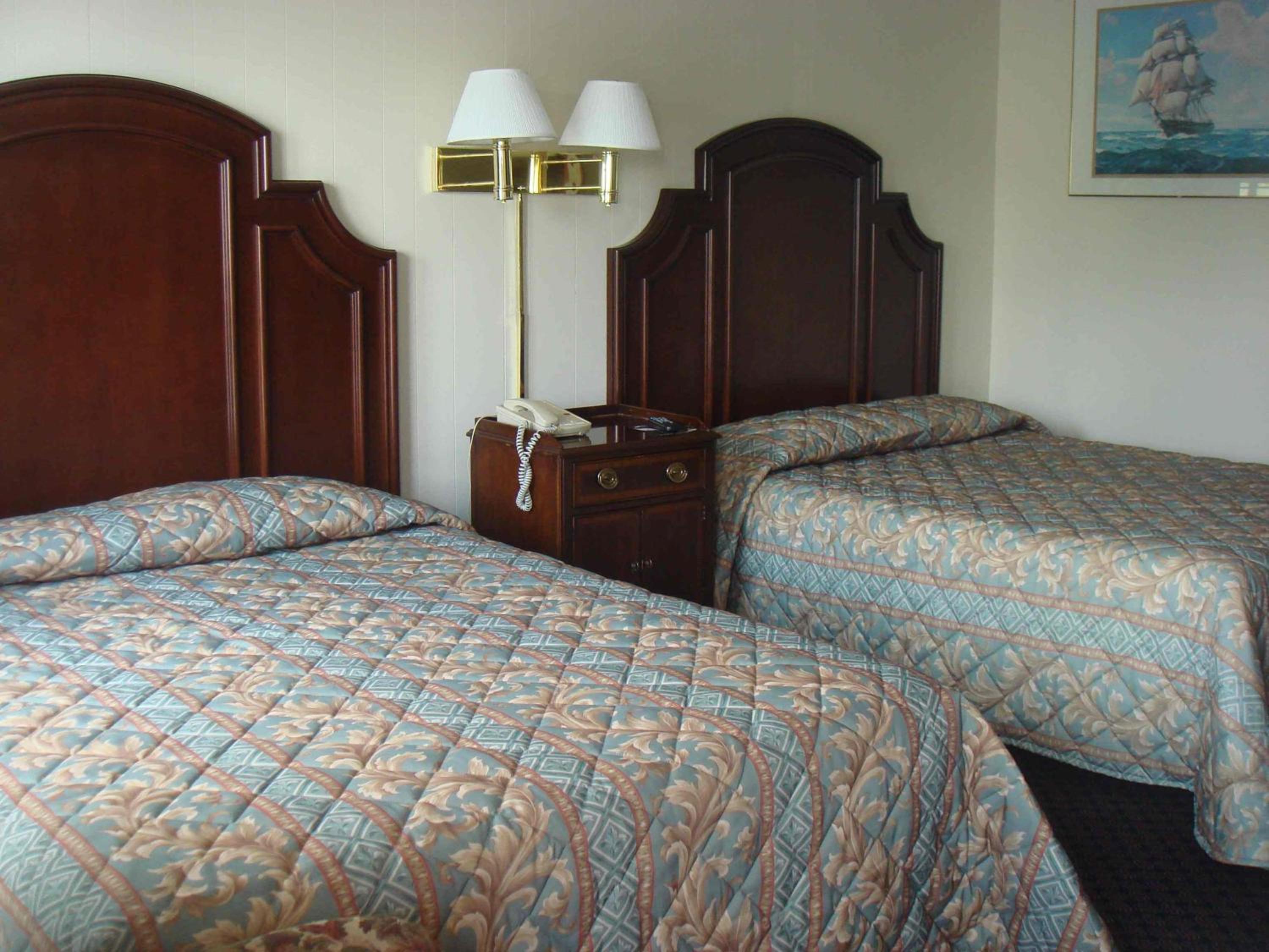 Standard Queen Room with Two Queen Beds - Non-Smoking - Photo 4