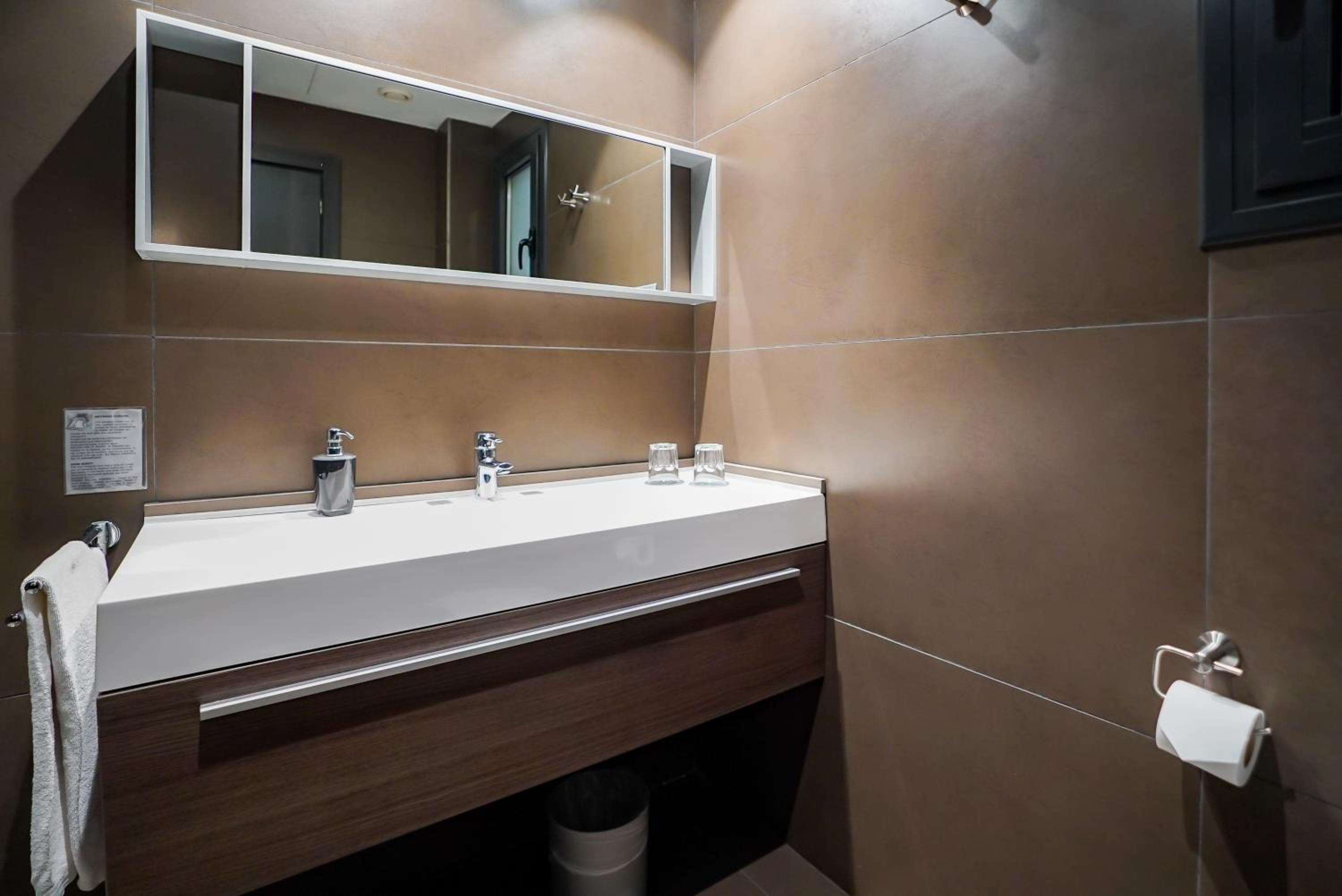 Superior Double Room thumbnail 6