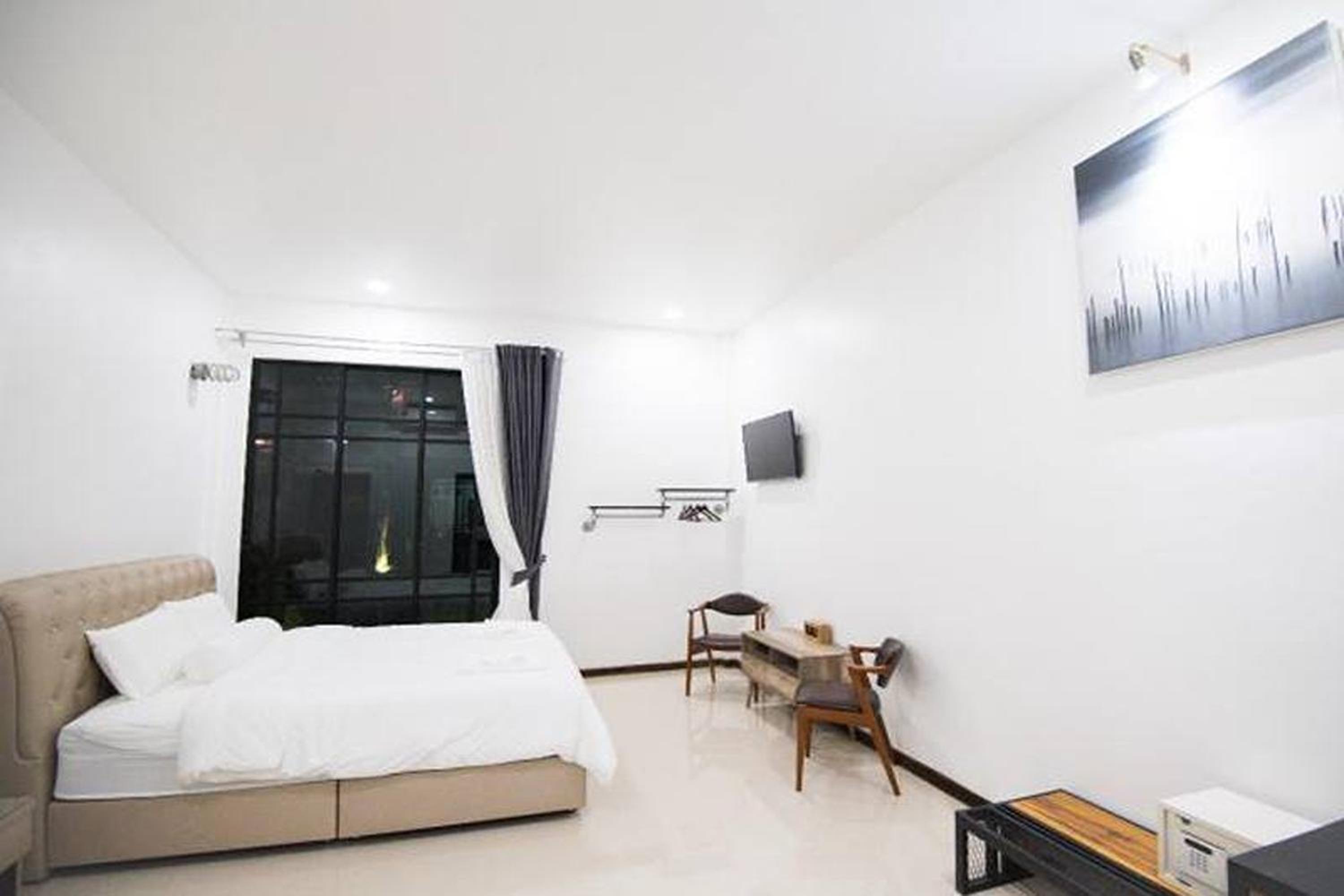 Standard Queen Room - Photo 9