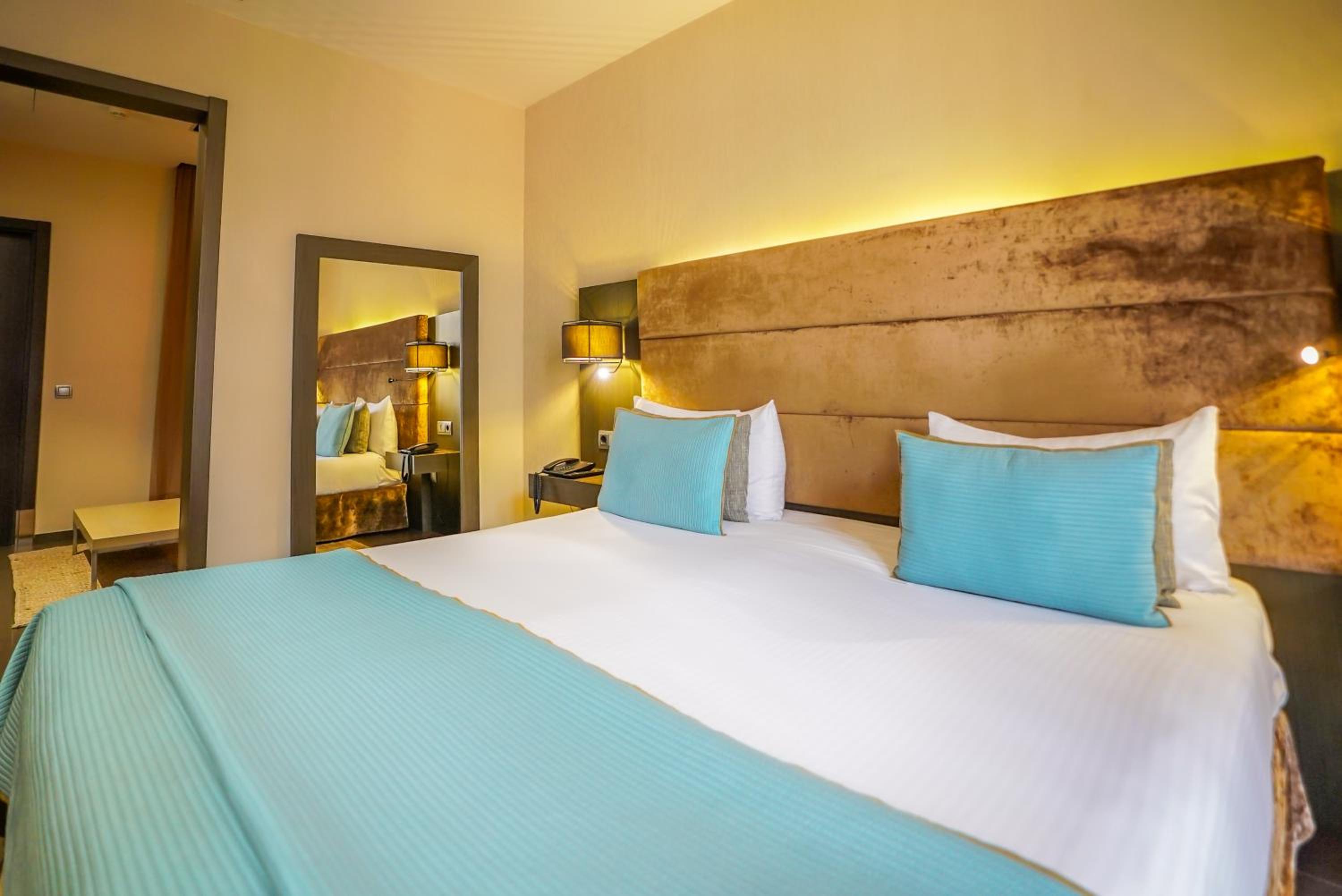 Superior Double Room thumbnail 5