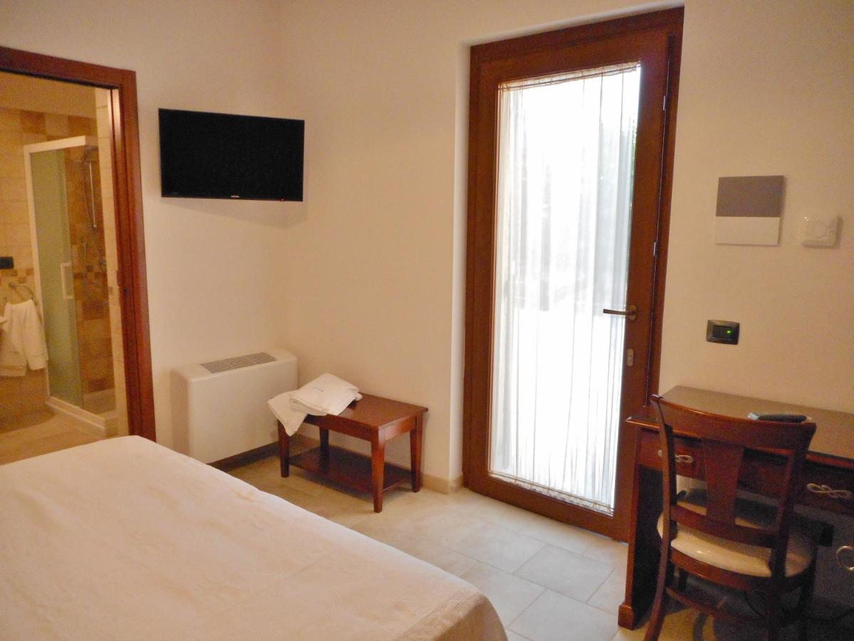Double or Twin Room with Garden View - Photo 5