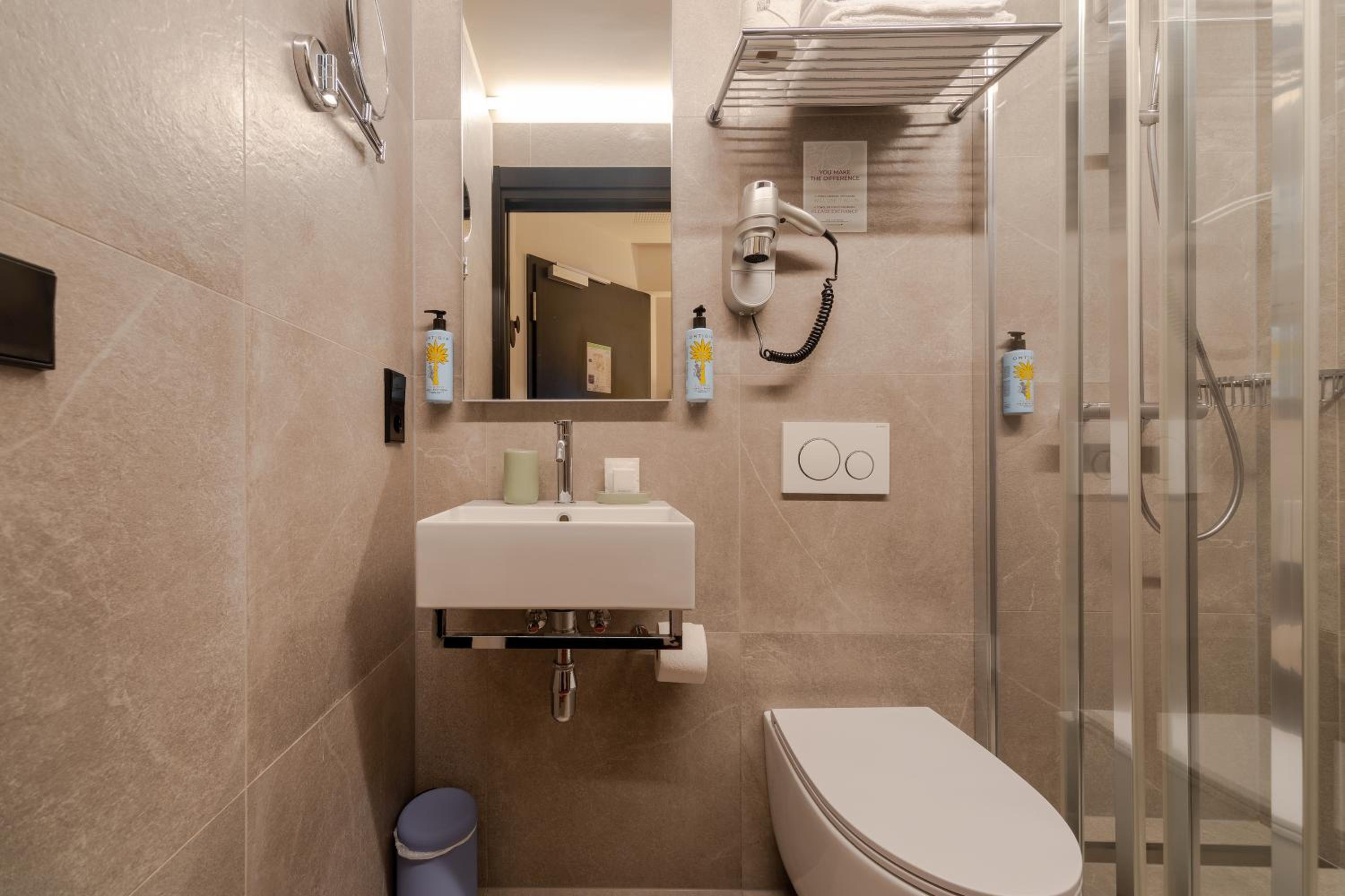 Double Room - Photo 6