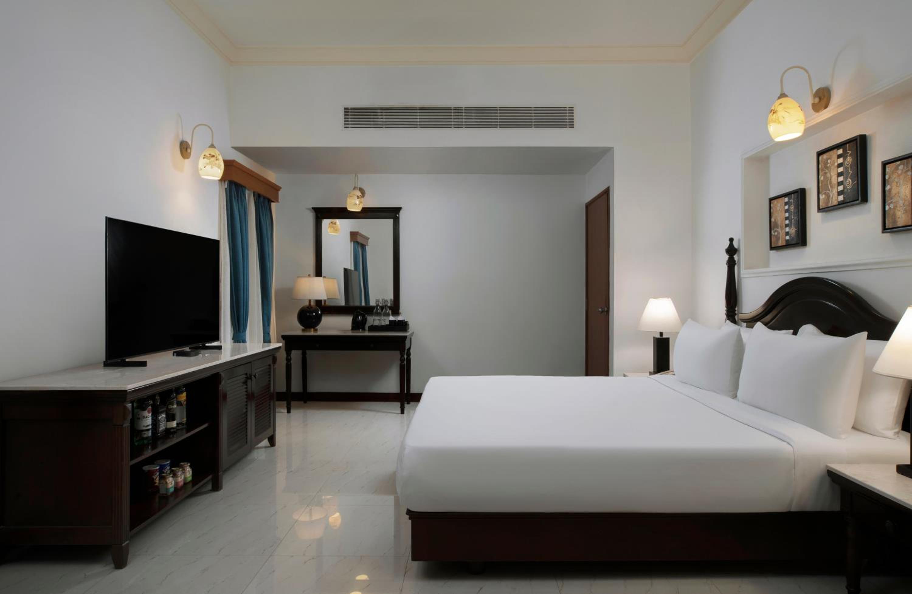 Radisson Suite with Balcony, Bathtub, Living room & Garden view - 10% Discount of Food & Beverages and SPA, 1 Goan Wine Bottle - Complimentary Hi-Tea (4:30 to 5:30pm), INR 500 Hotel Credit (minimum spend of INR 5000), Early Check-In upto 2 hours (subject