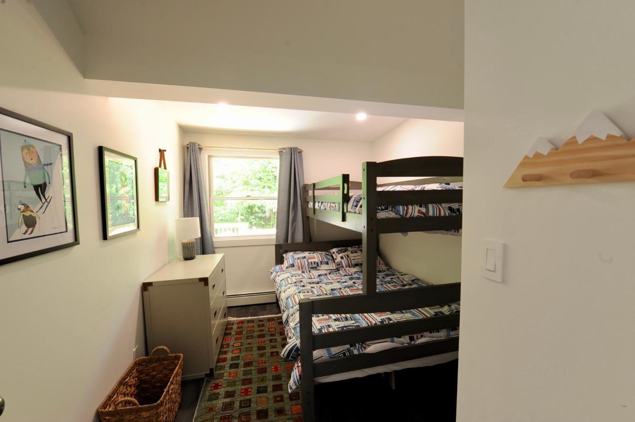 Five-Bedroom House photo 1