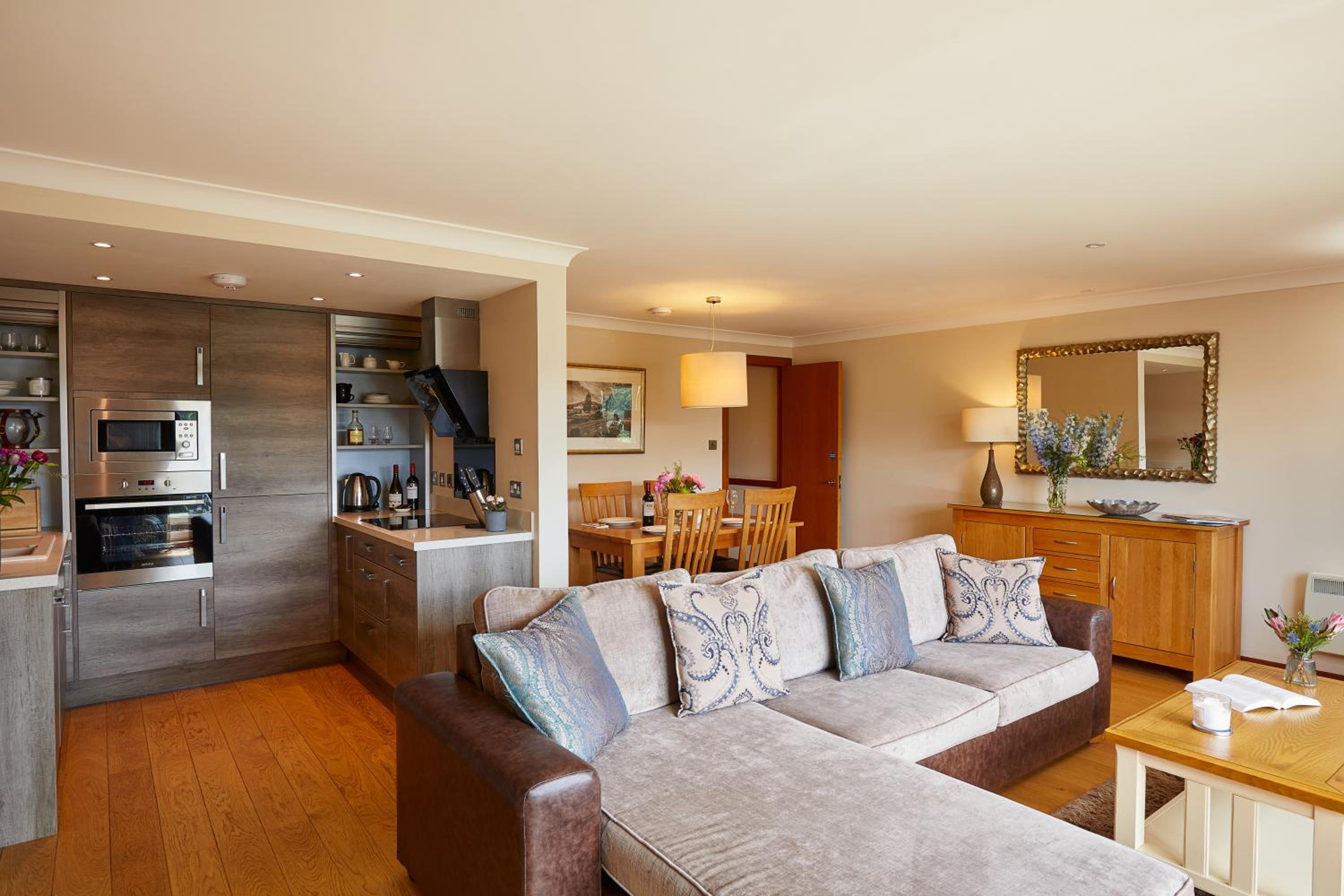 Superior One Bedroom Apartment photo 1