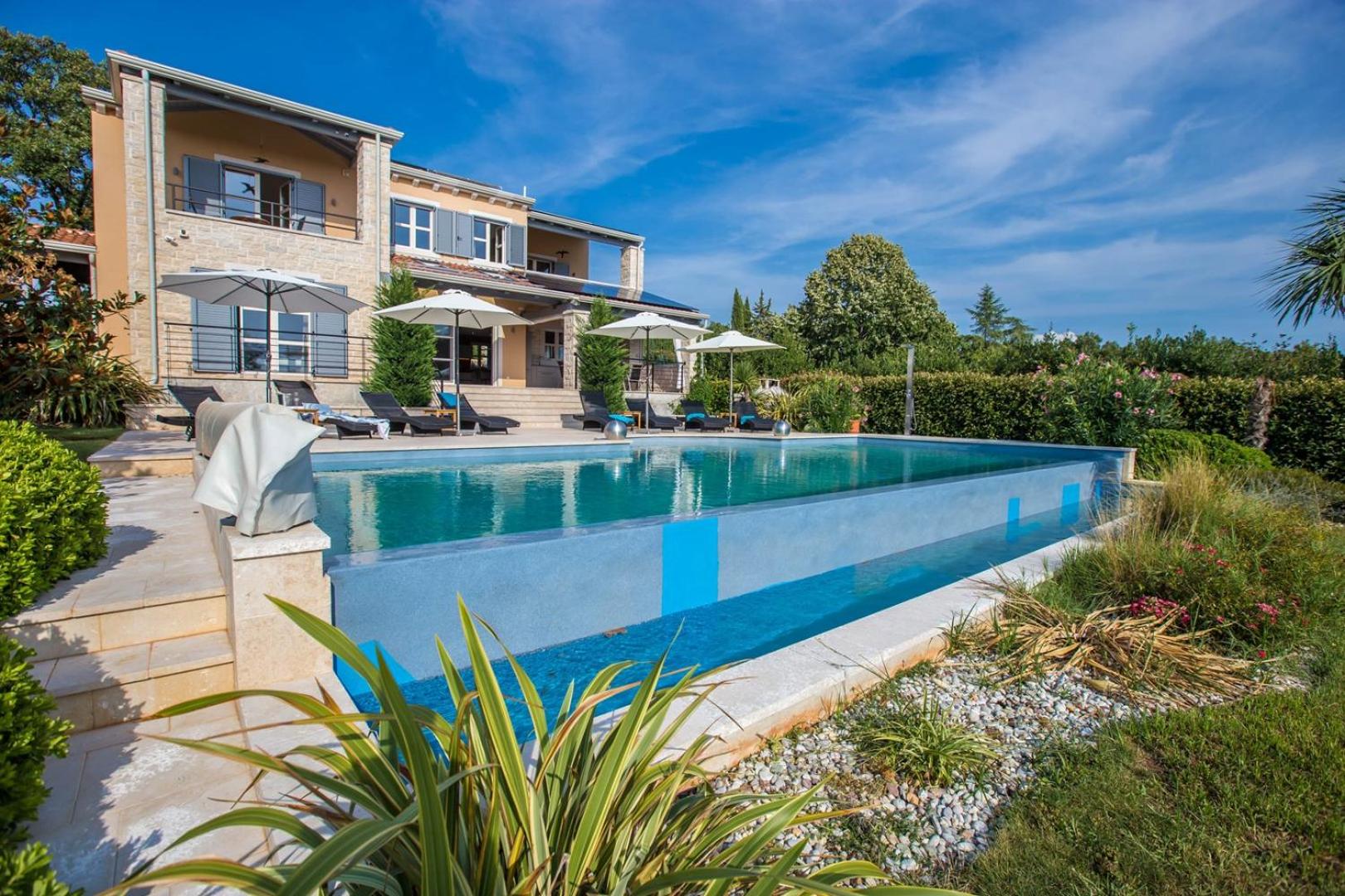 Villa photo 2