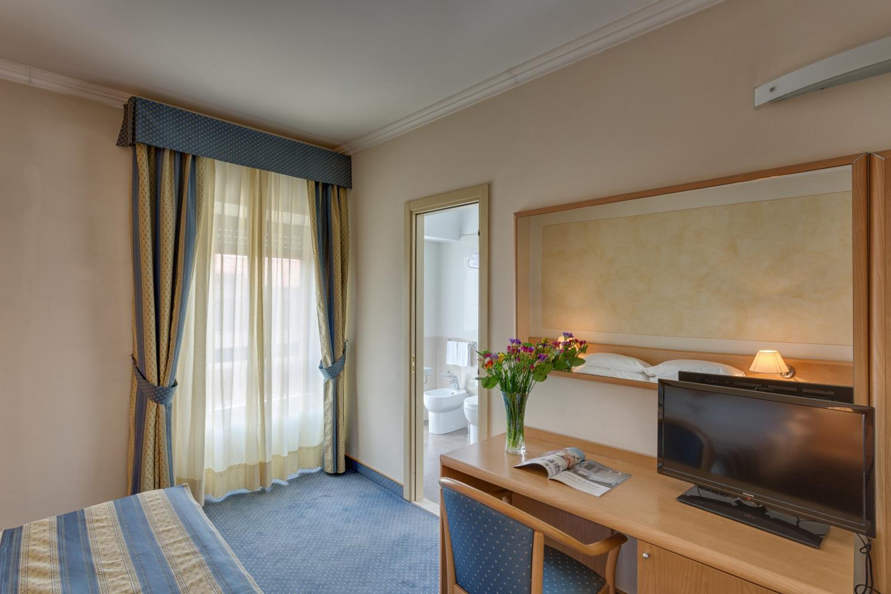 Twin Room - Photo 3