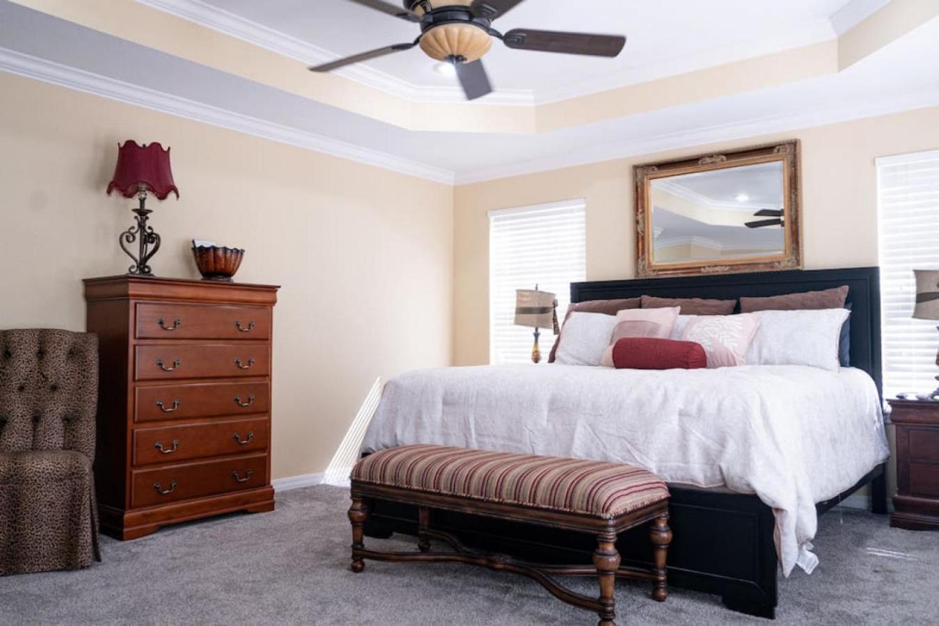 Six-Bedroom House photo 1