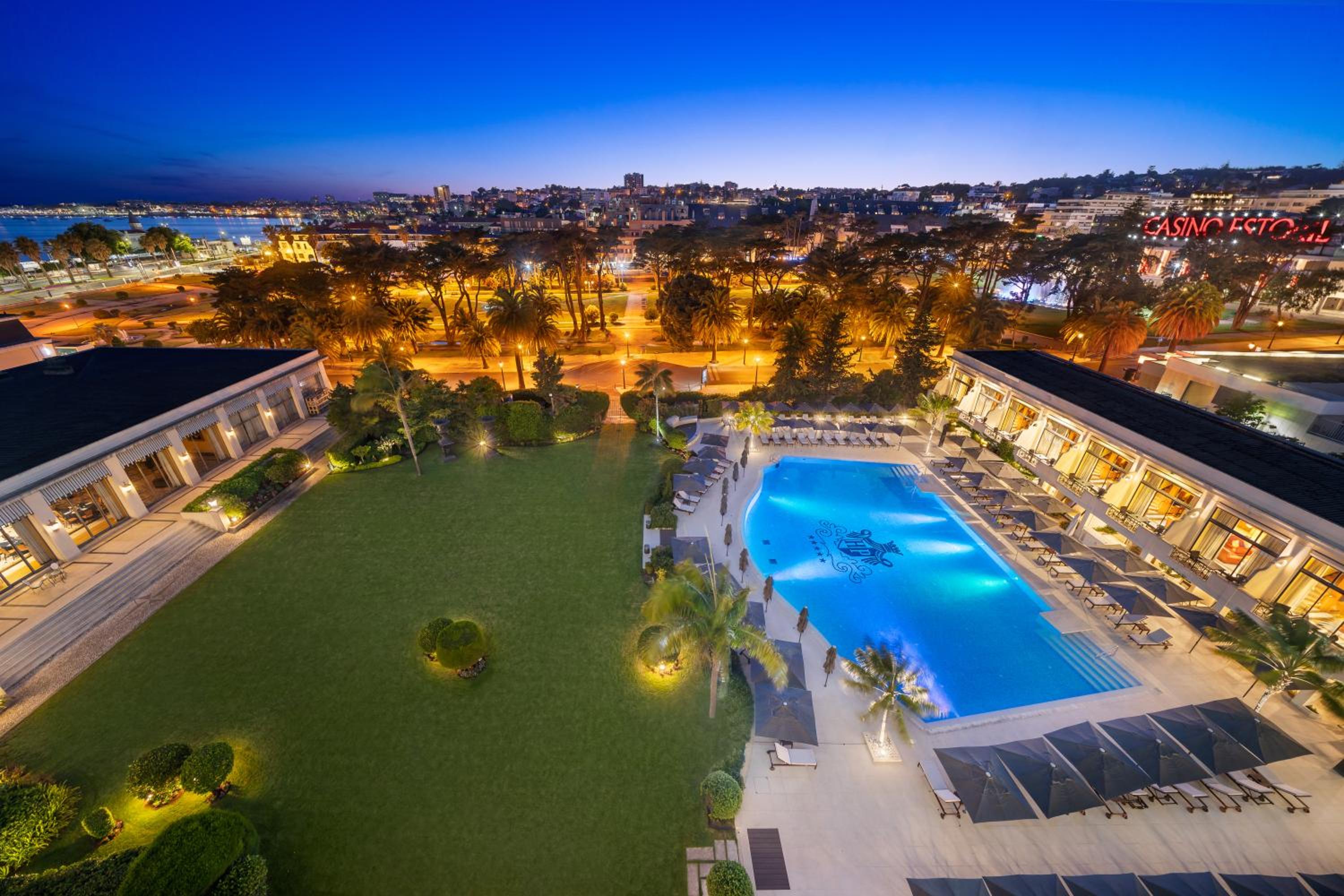 Deluxe Suite with Pool View - Photo 4