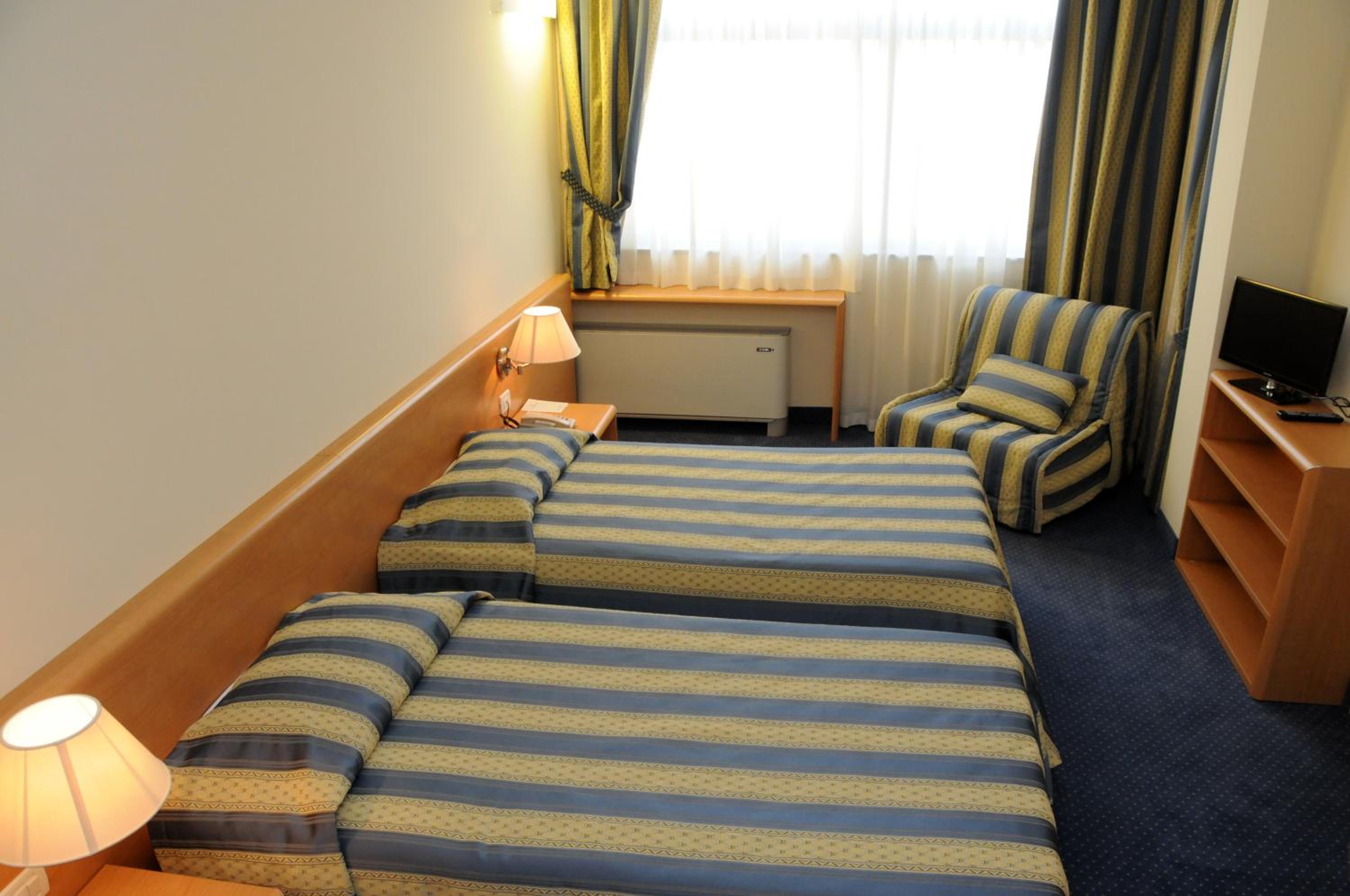 Twin Room - Photo 2