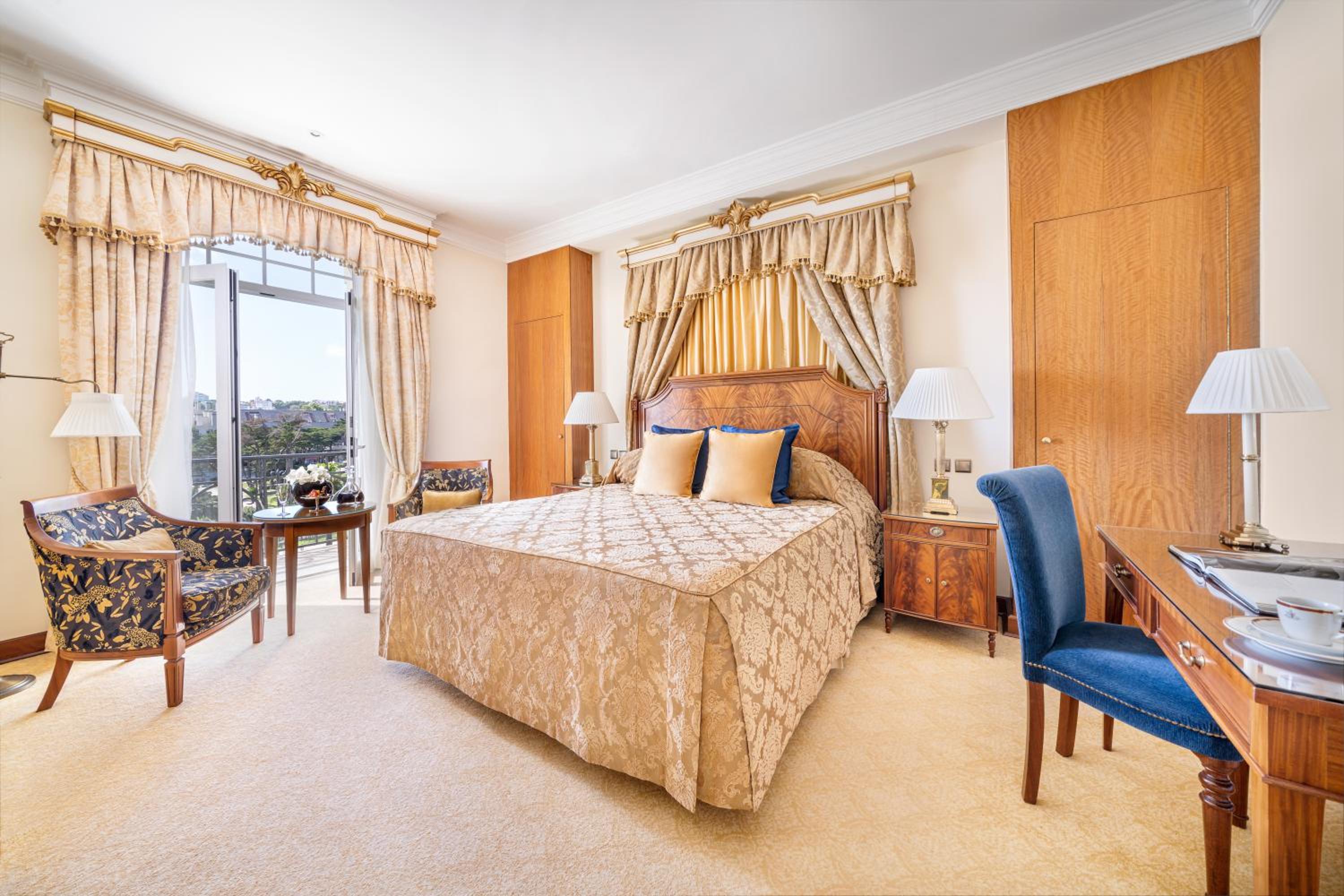 Executive Suite - Photo 1