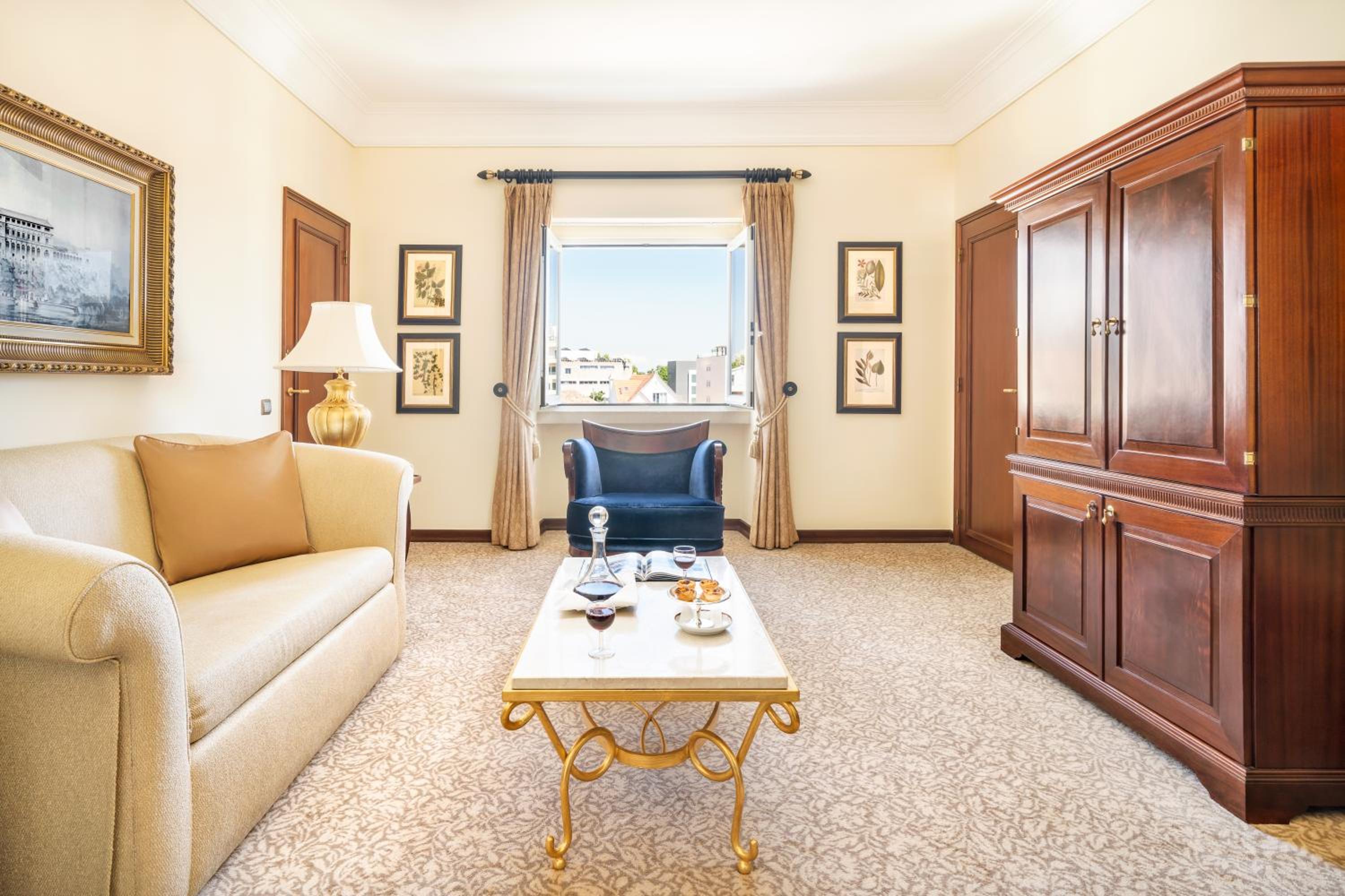 Executive Suite - Photo 2