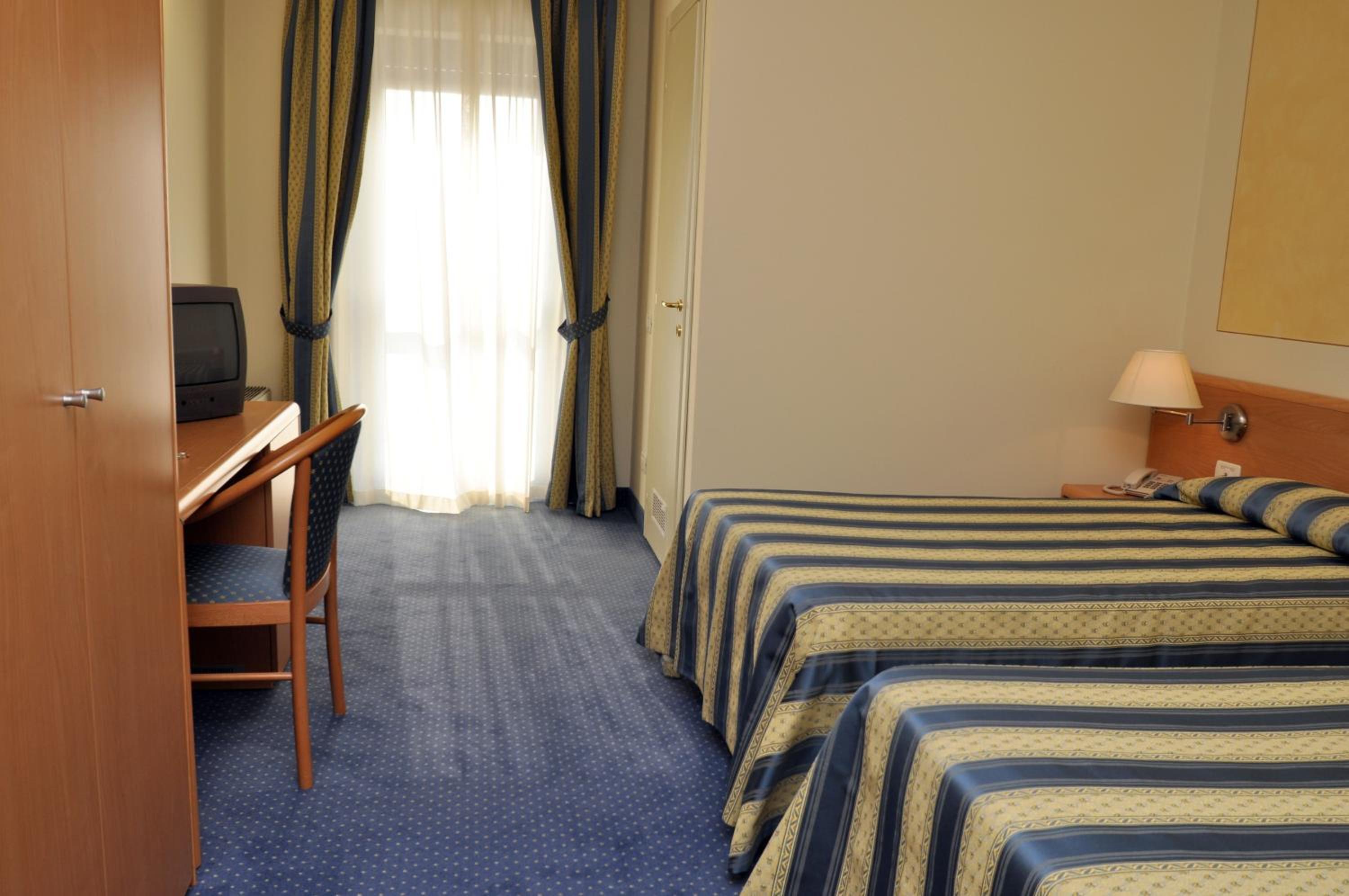 Twin Room - Photo 6