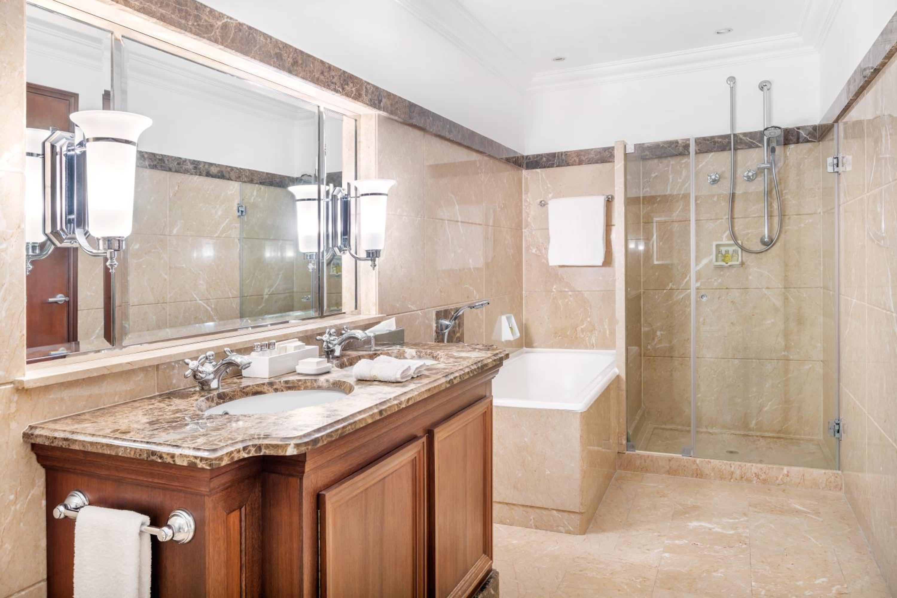 Deluxe Suite with Pool View - Photo 5