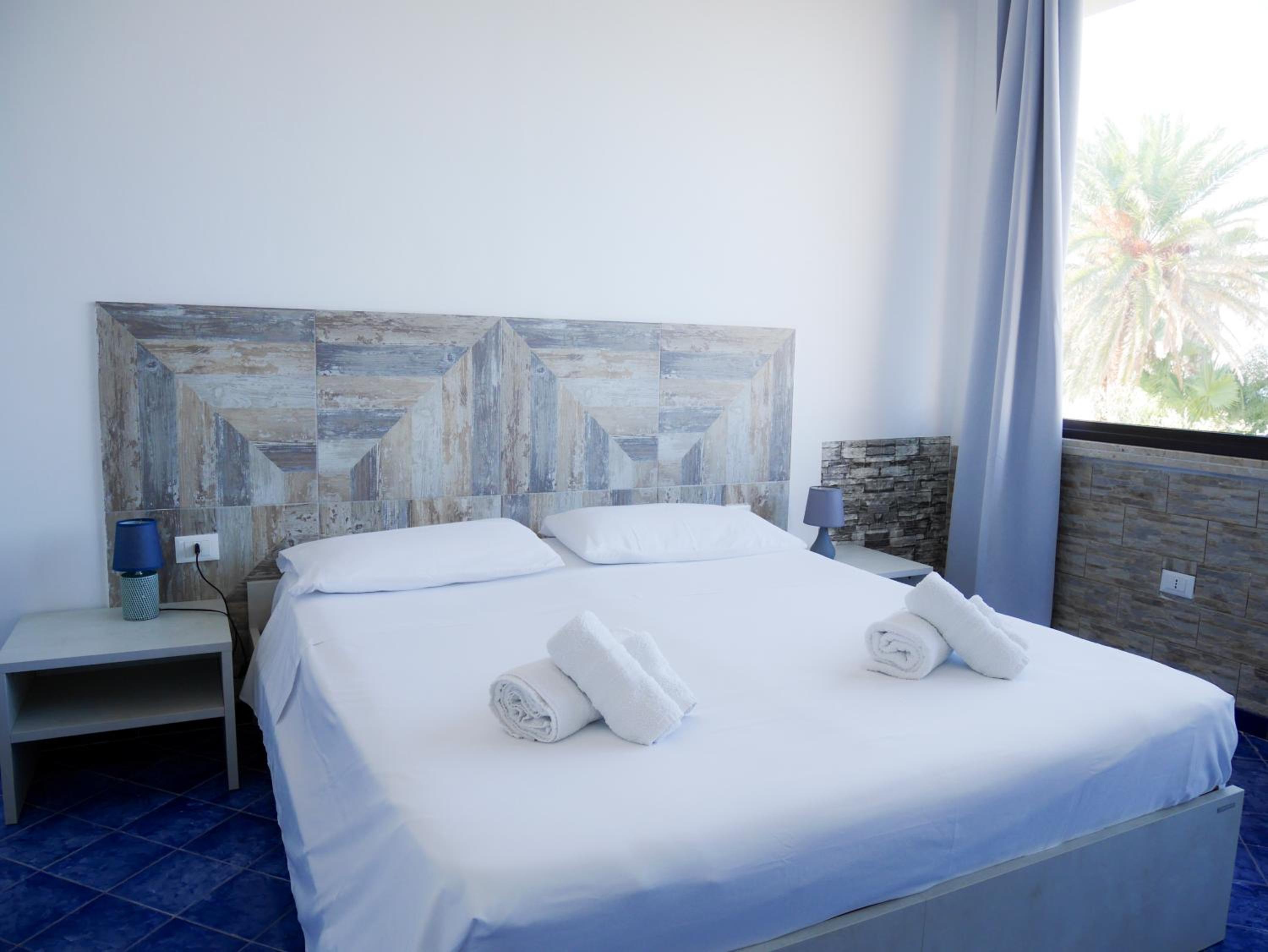 Double Room with Balcony - Photo 11