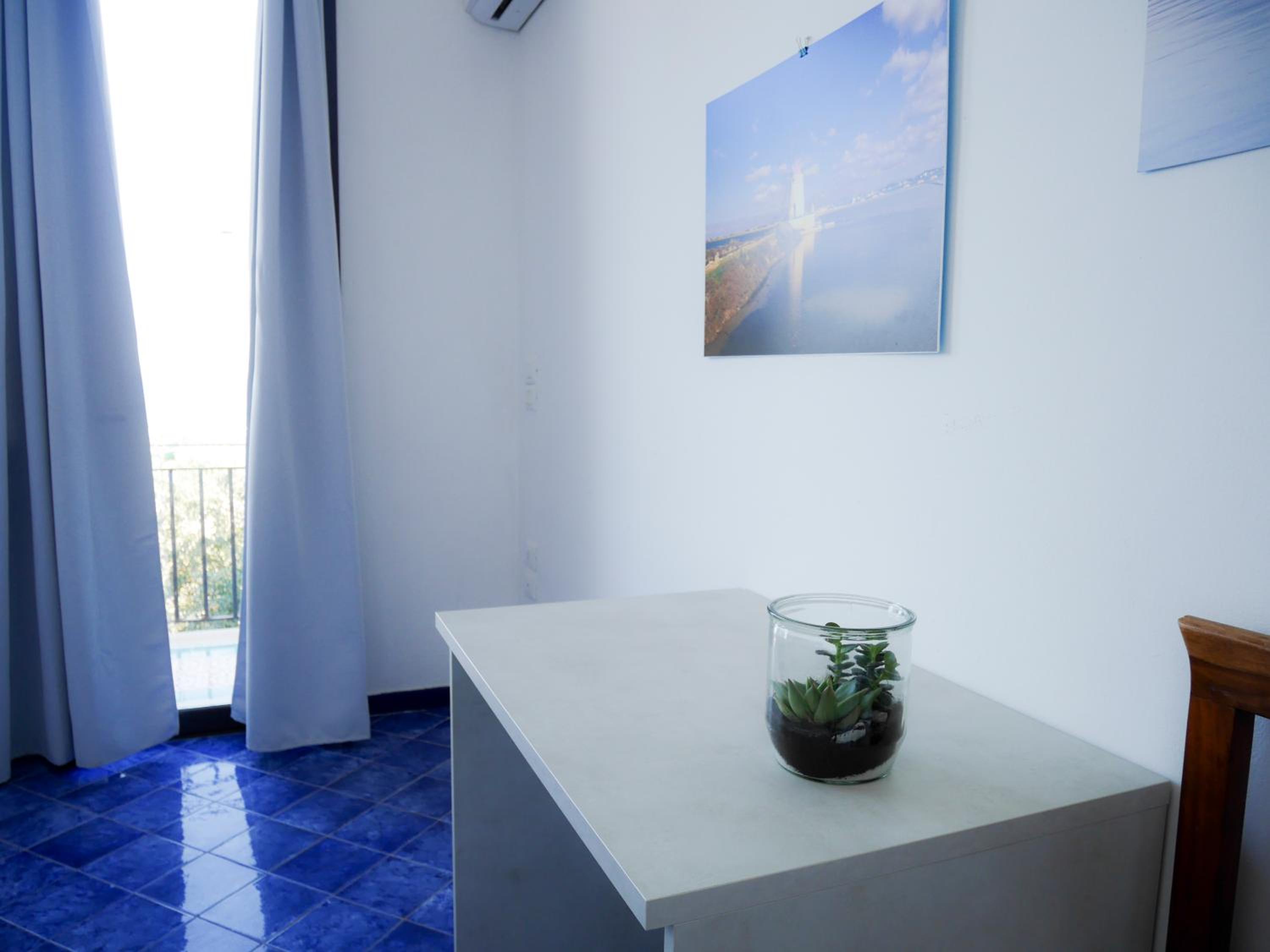 Double Room with Balcony - Photo 4