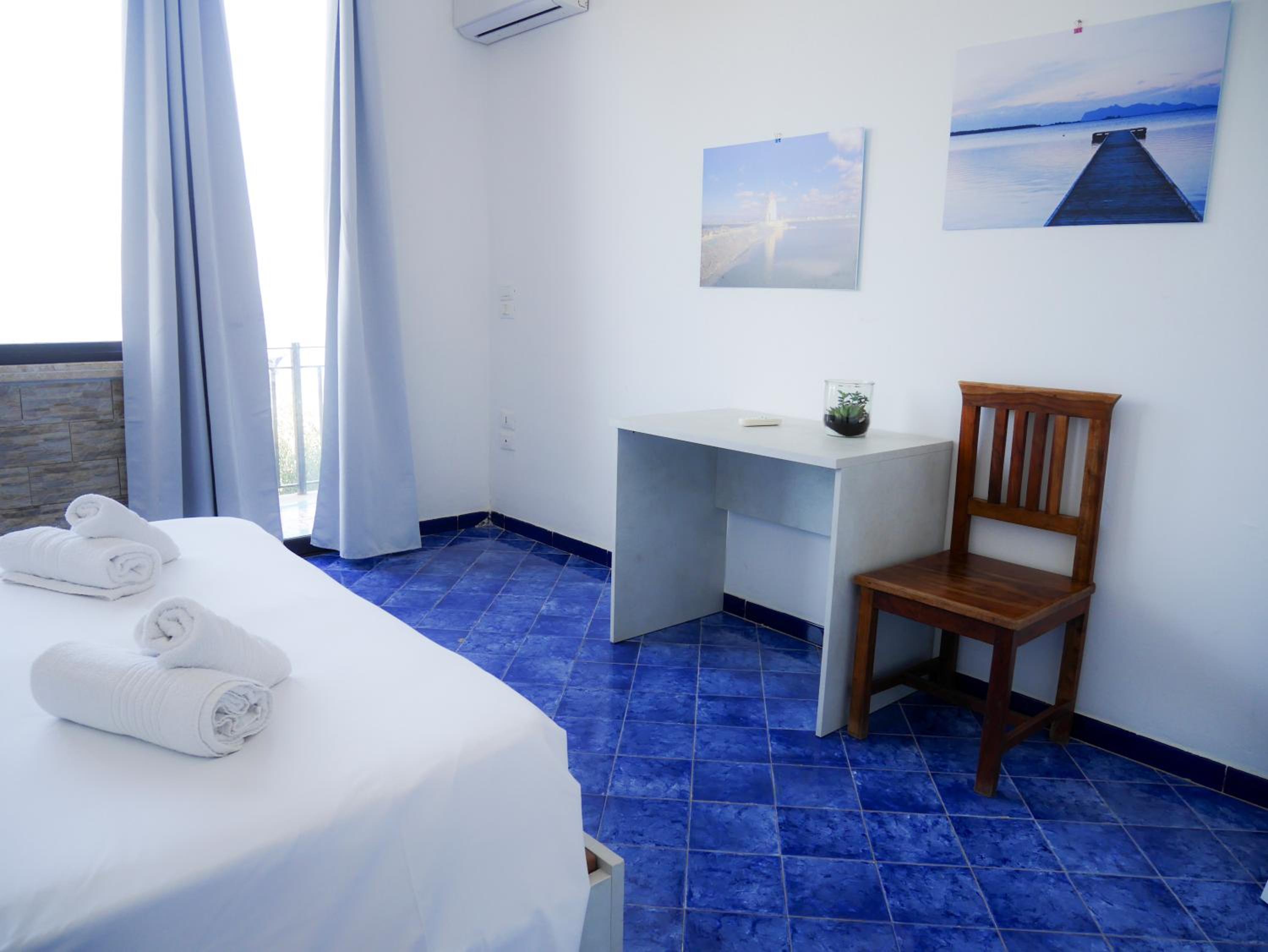 Double Room with Balcony - Photo 7