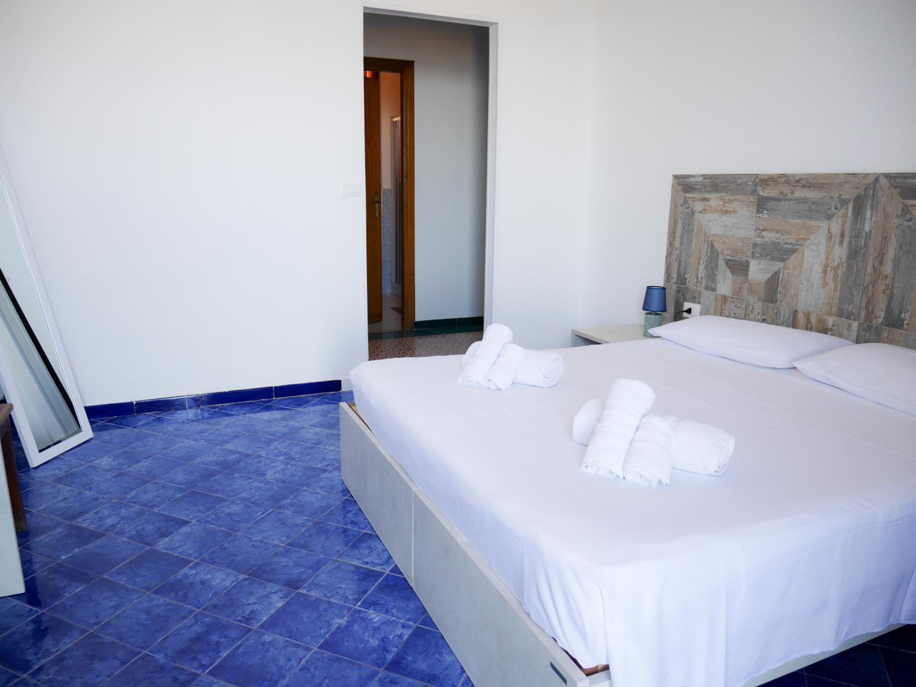 Double Room with Balcony - Photo 8