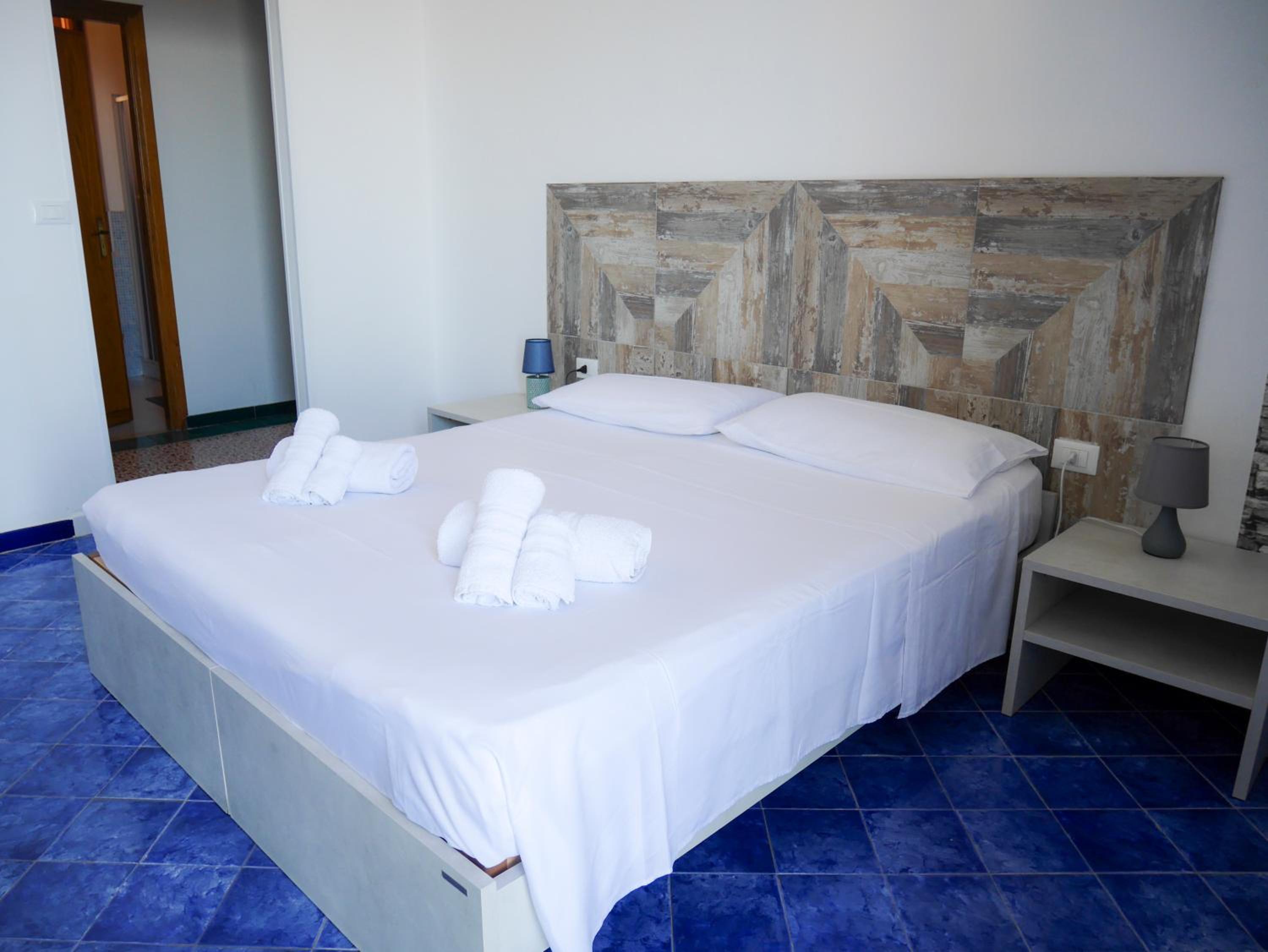 Double Room with Balcony - Photo 9