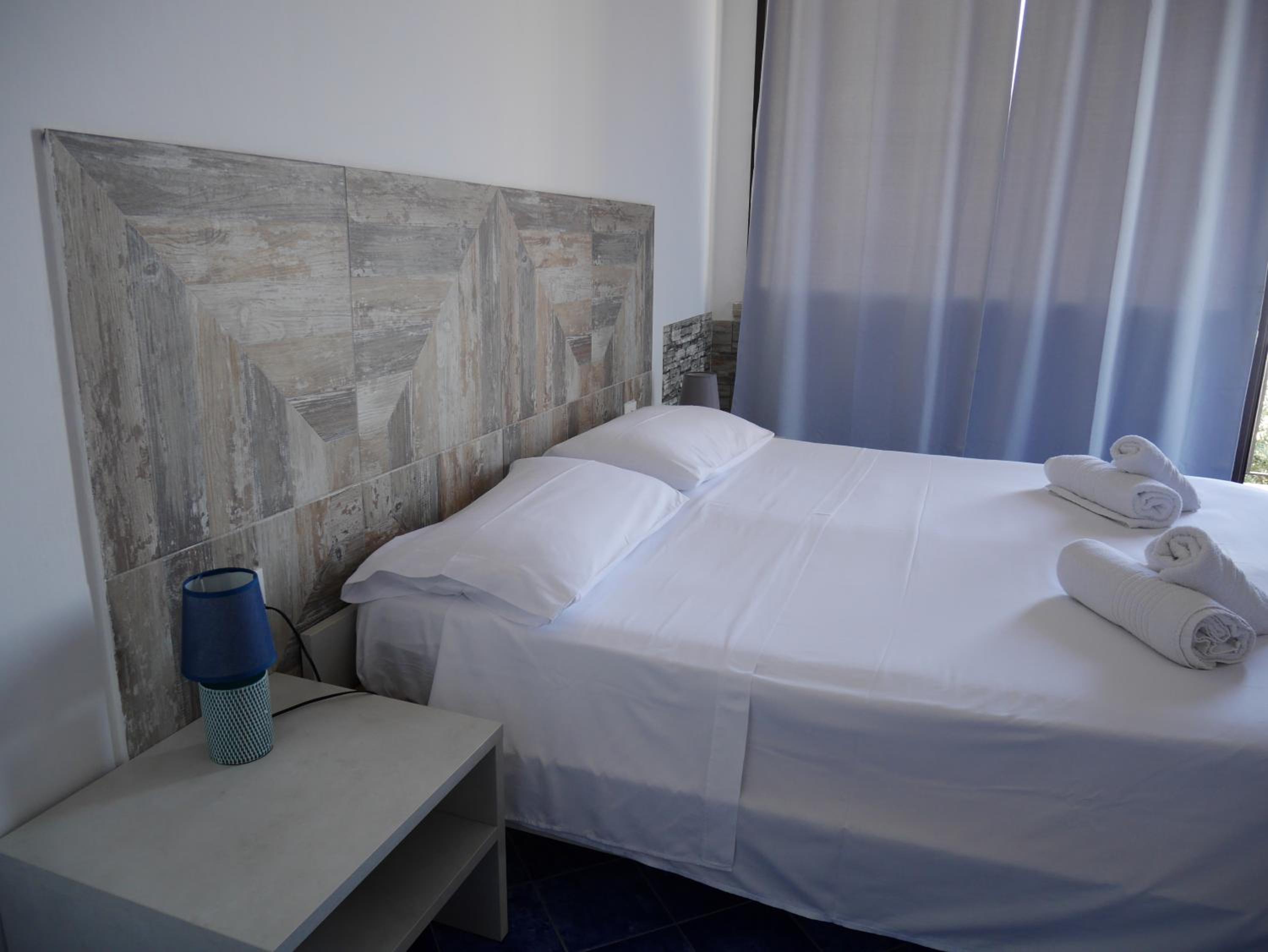 Double Room with Balcony - Photo 10