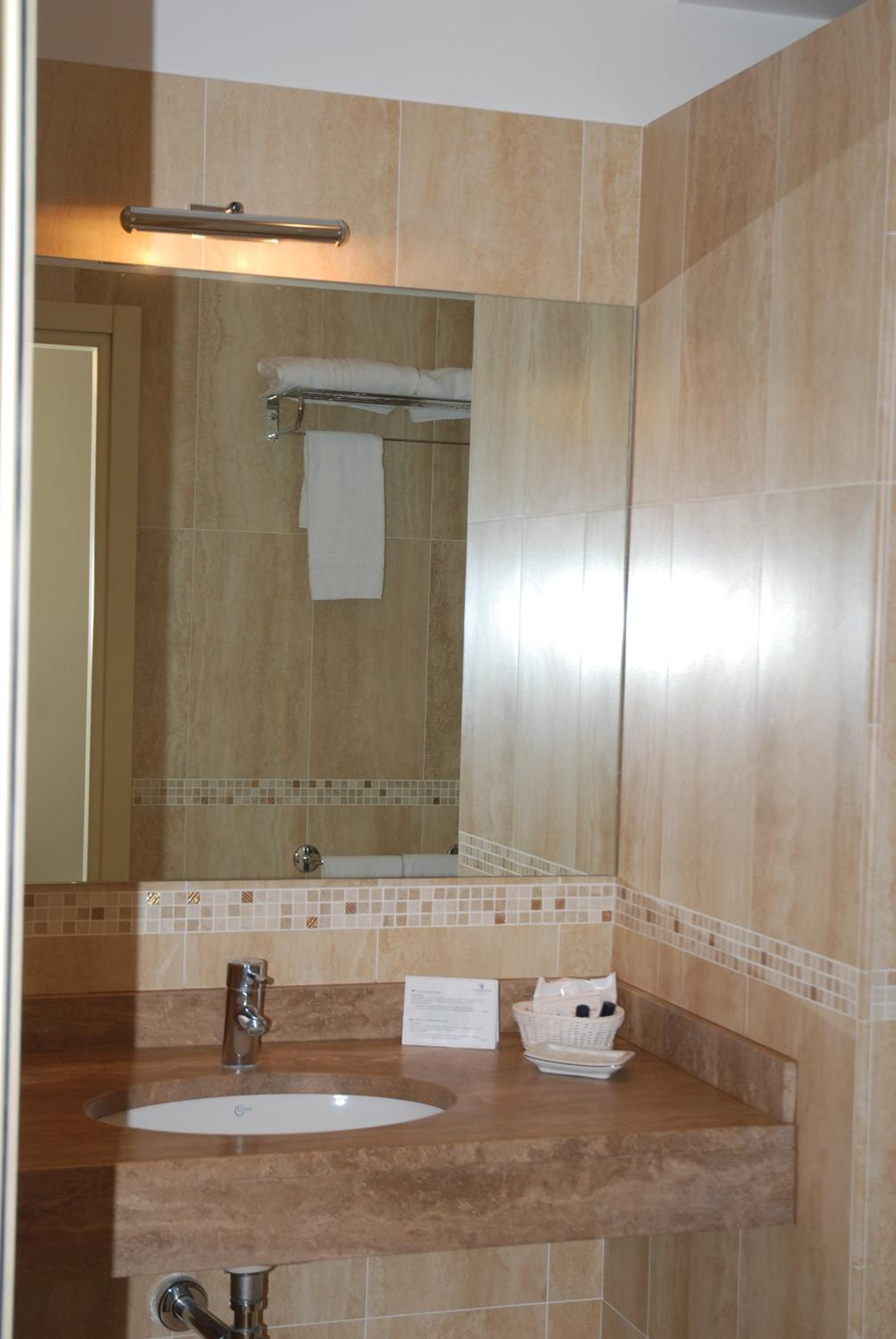 Double Room - Photo 6