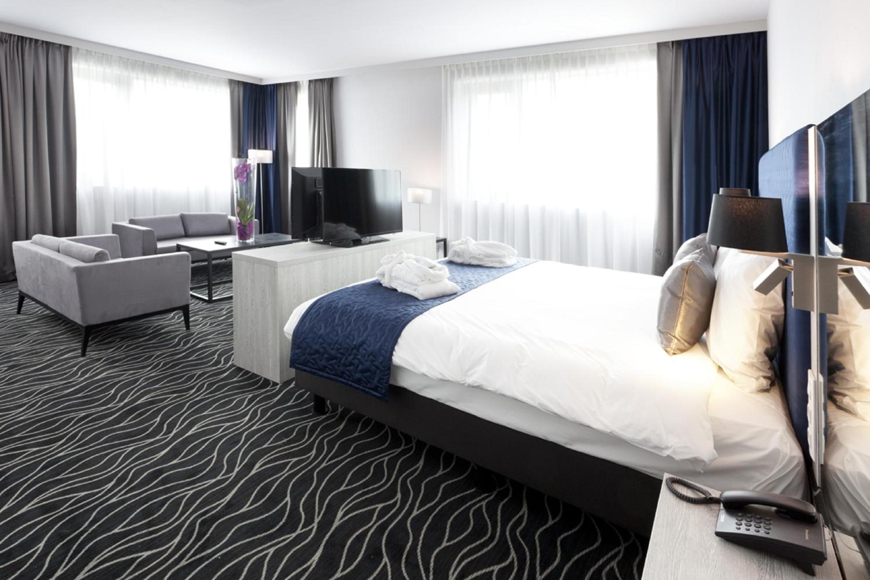 Queen Suite with Spa Bath