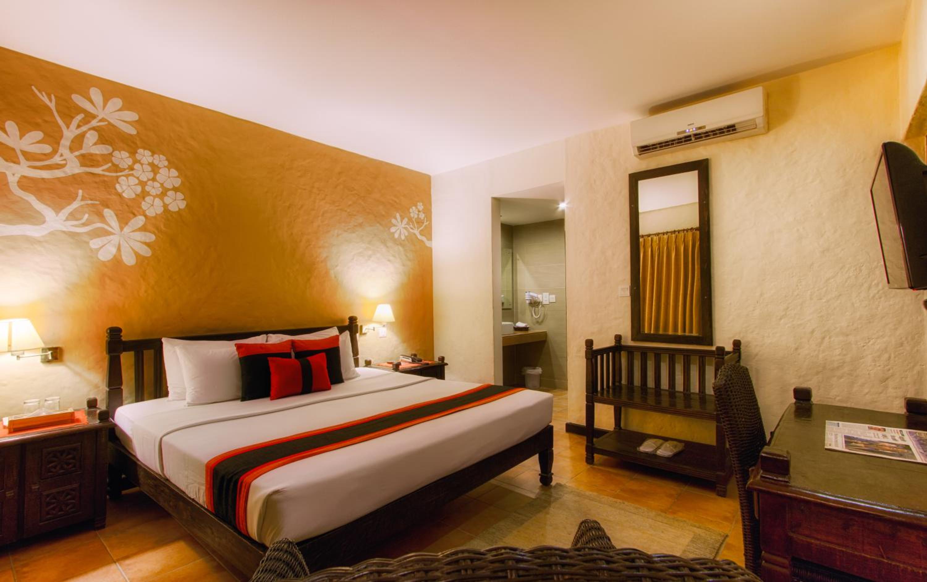 Executive Suite with Balcony - Photo 2