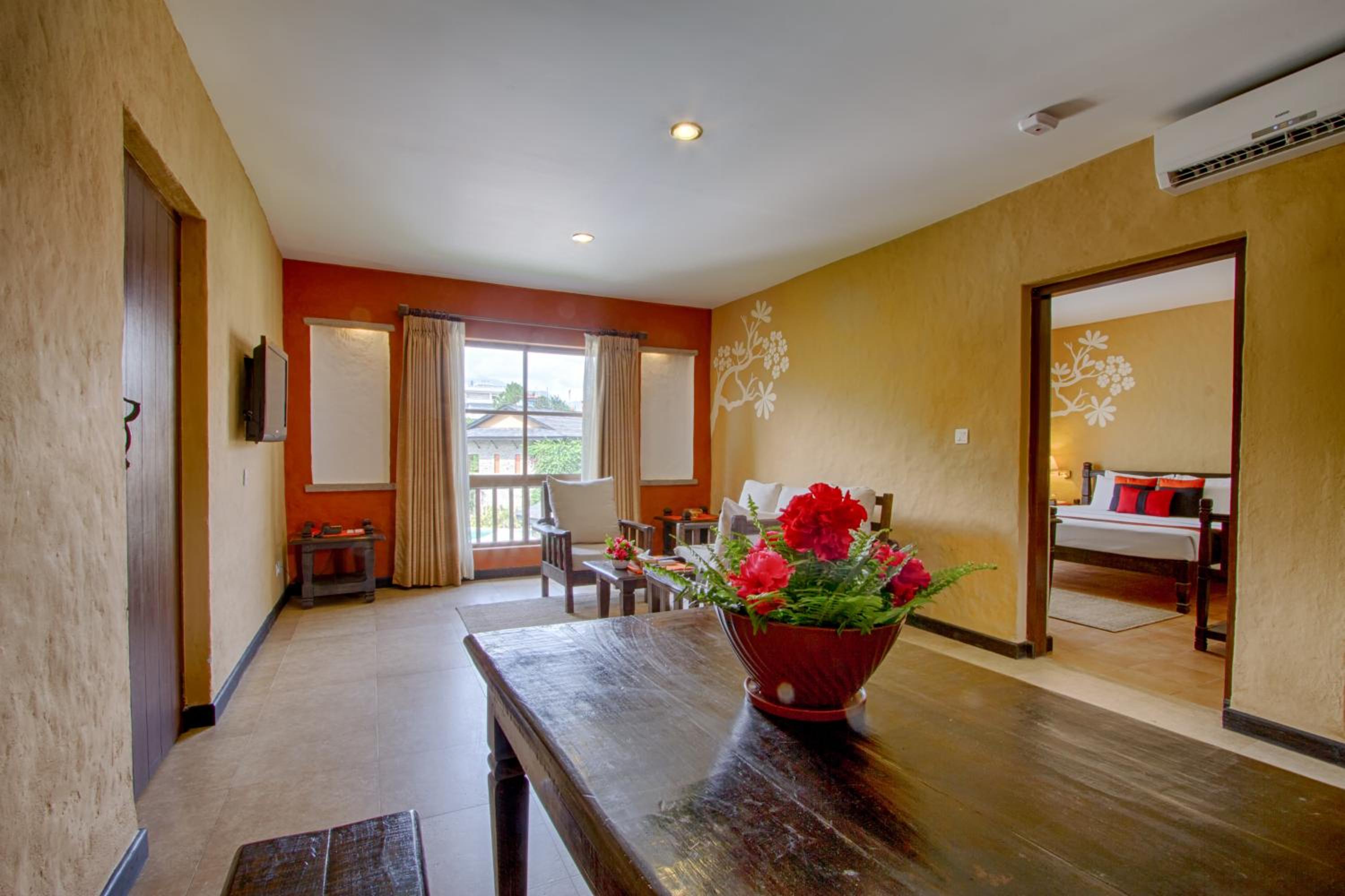 Executive Suite with Balcony - Photo 5