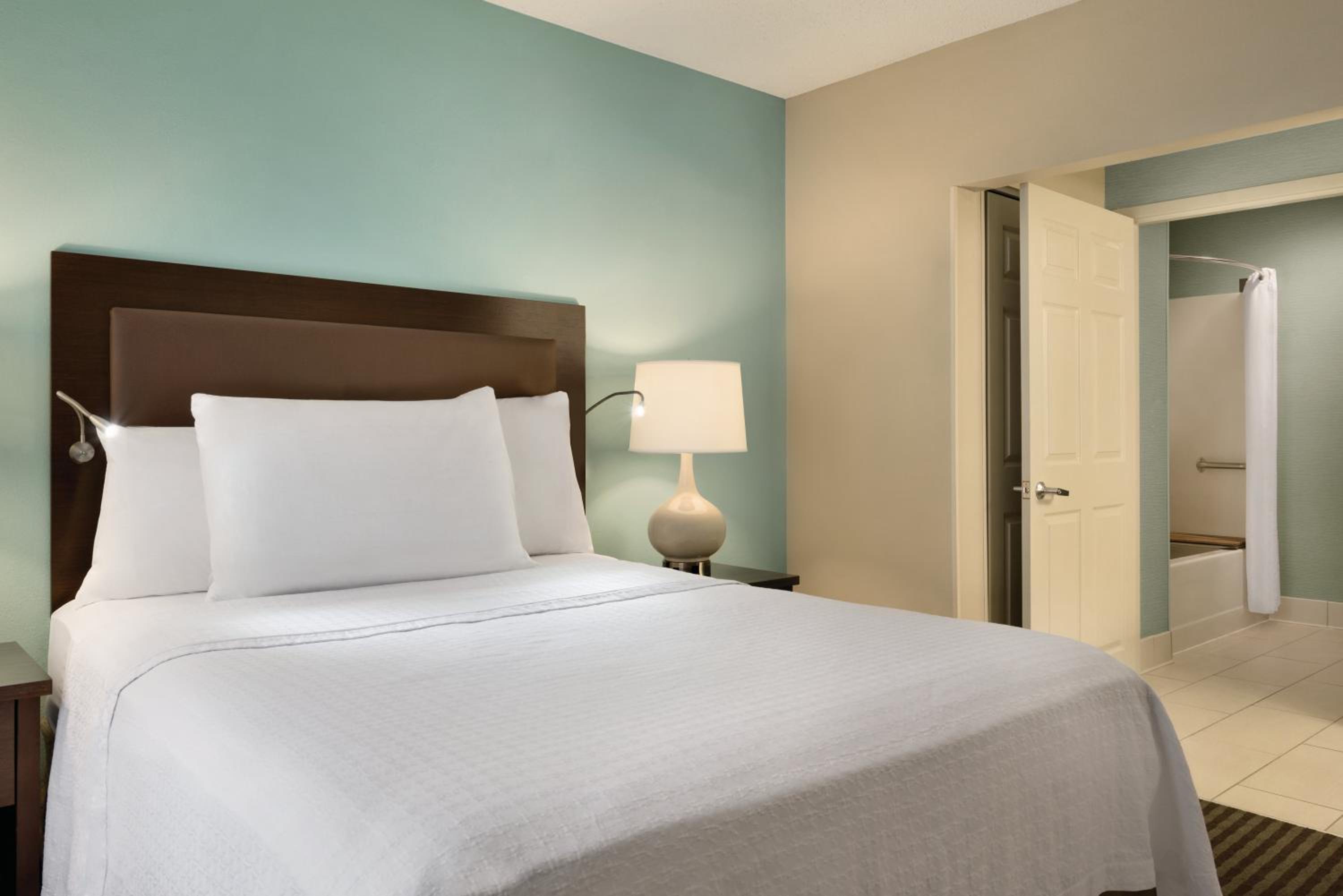 Queen Suite With Tub - Mobility Access/Non-Smoking