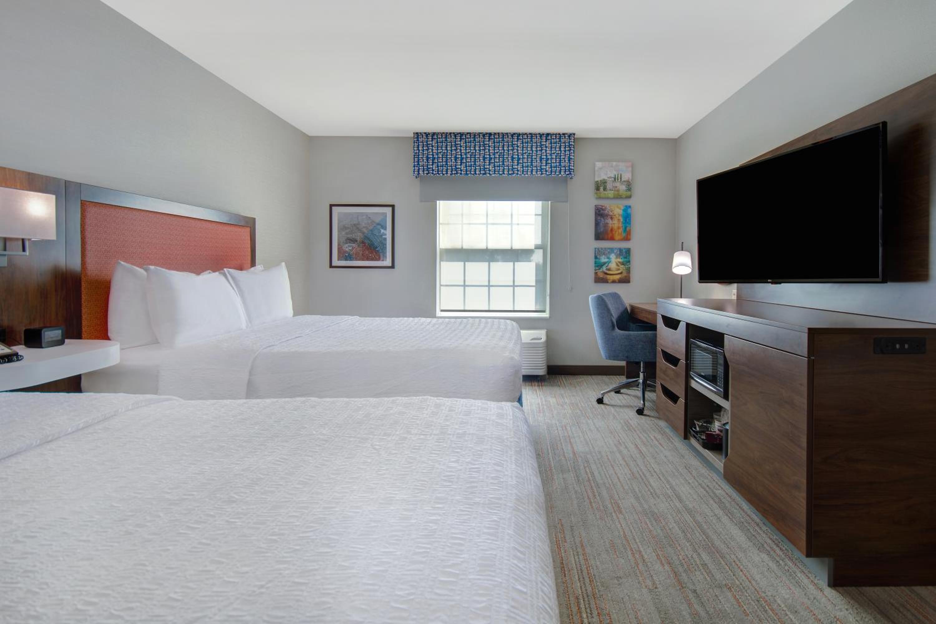 Queen Room with Two Queen Beds - Photo 4
