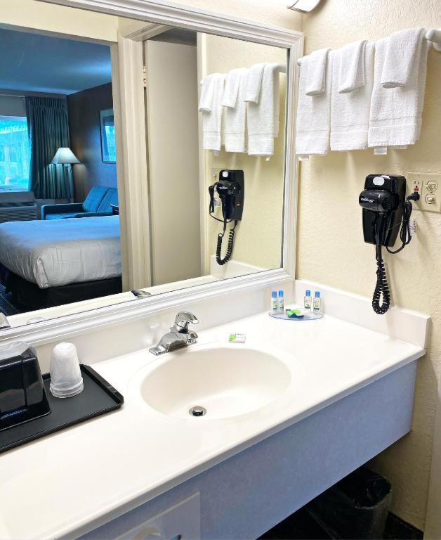 Queen Room with Two Queen Beds - Non-Smoking - Photo 5