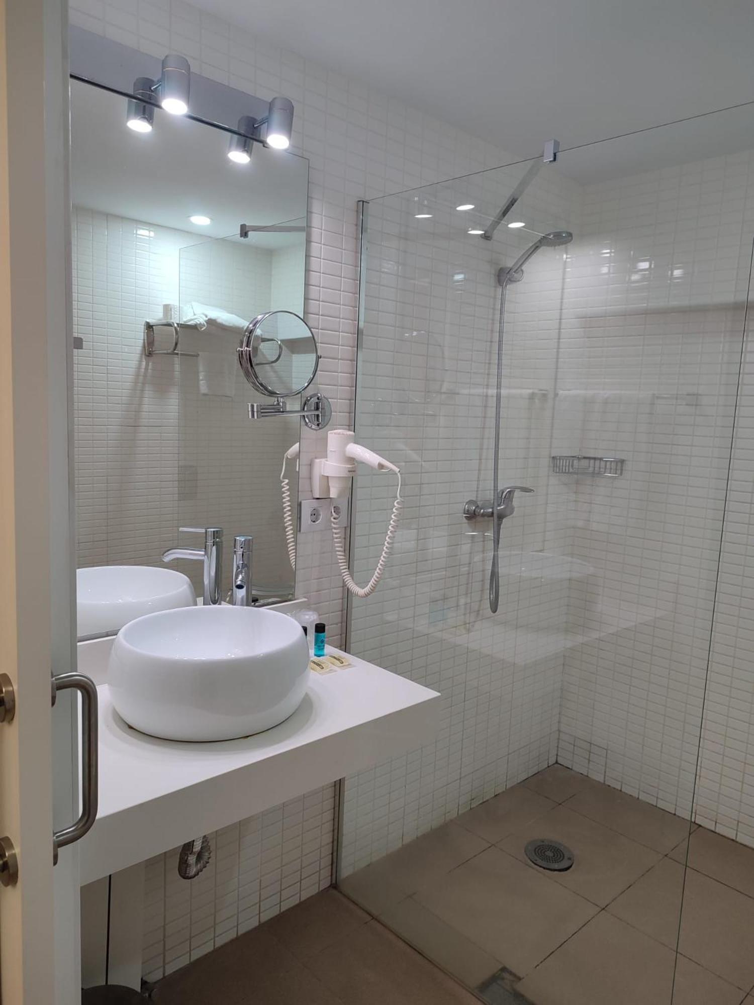 Double or Twin Room - Photo 7