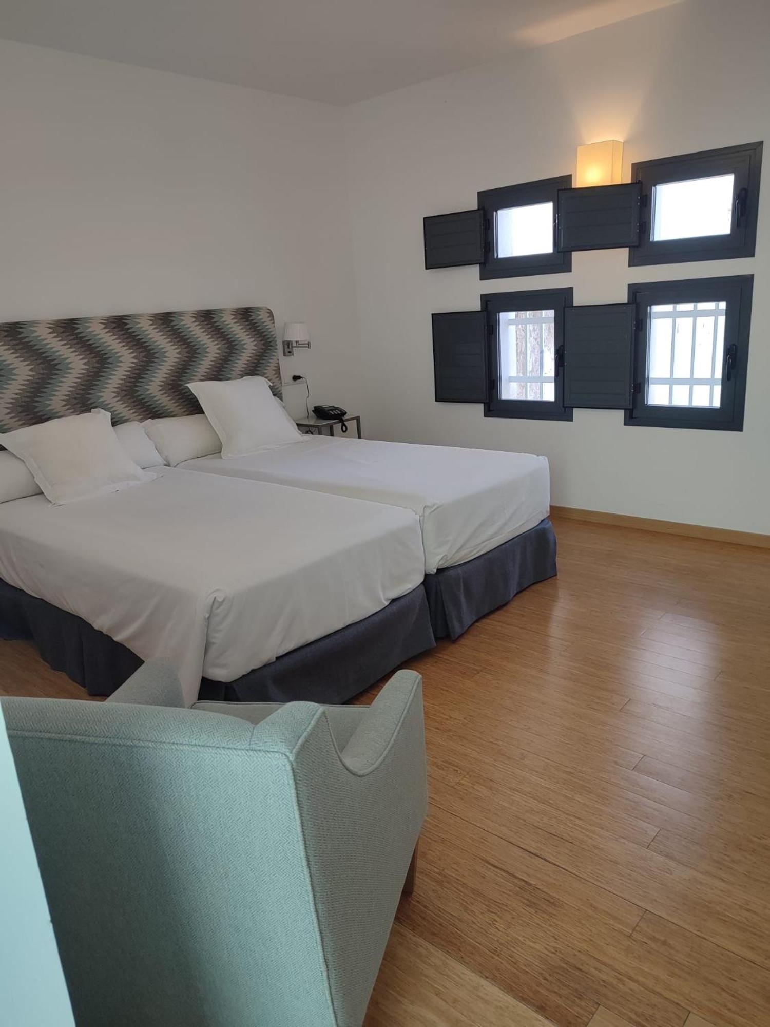 Double or Twin Room - Photo 9