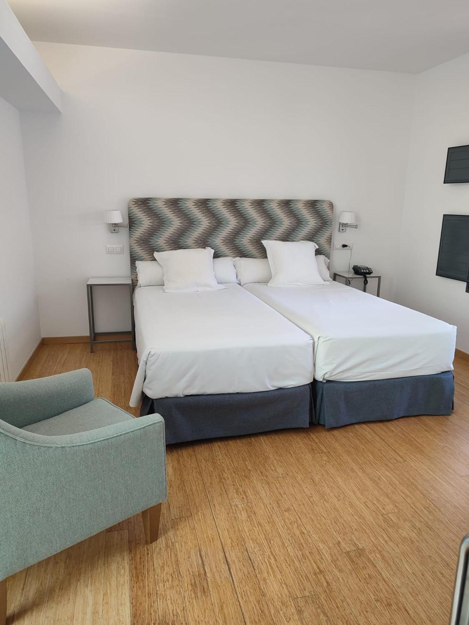 Double or Twin Room - Photo 13