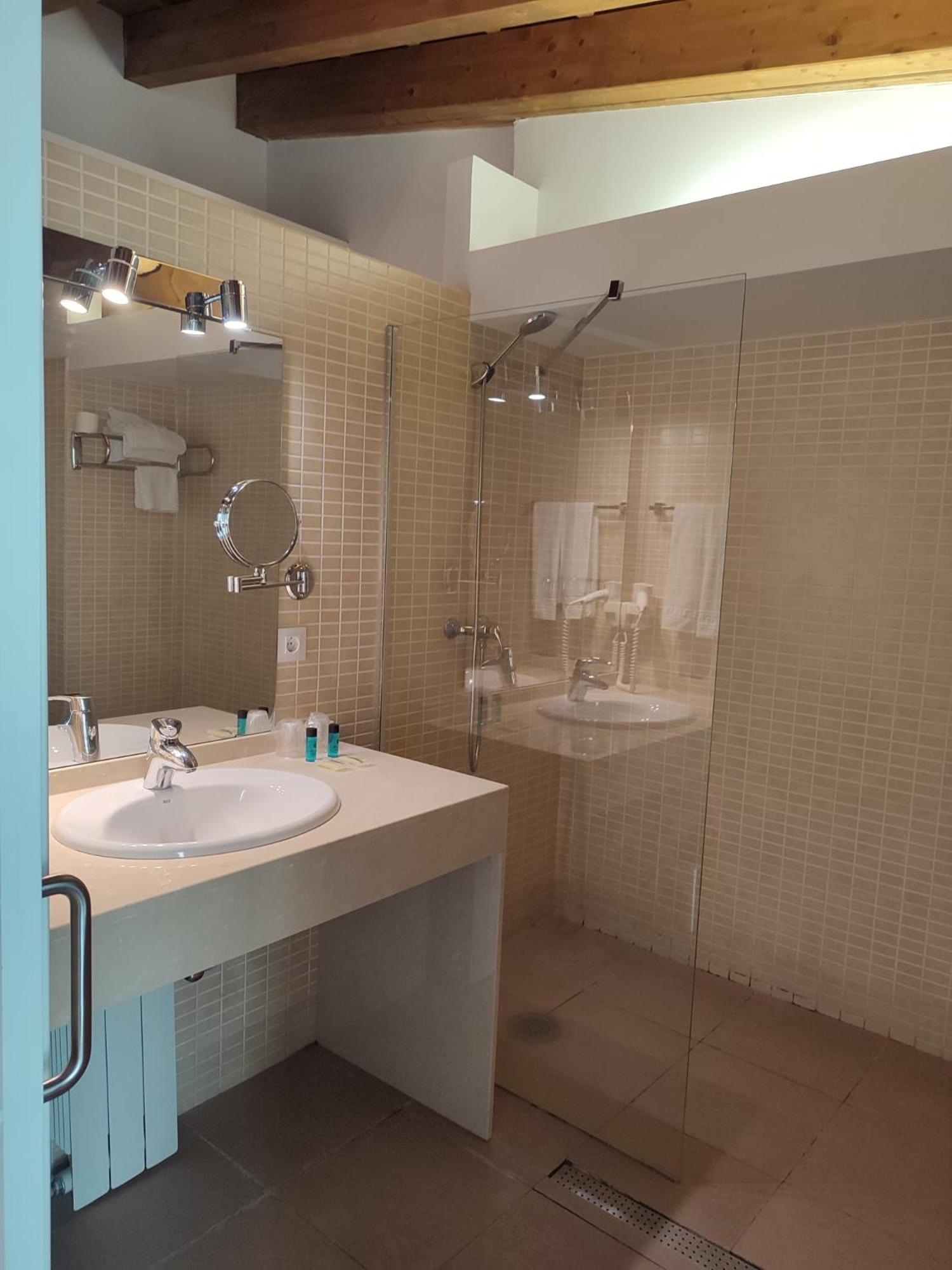 Double or Twin Room - Photo 11