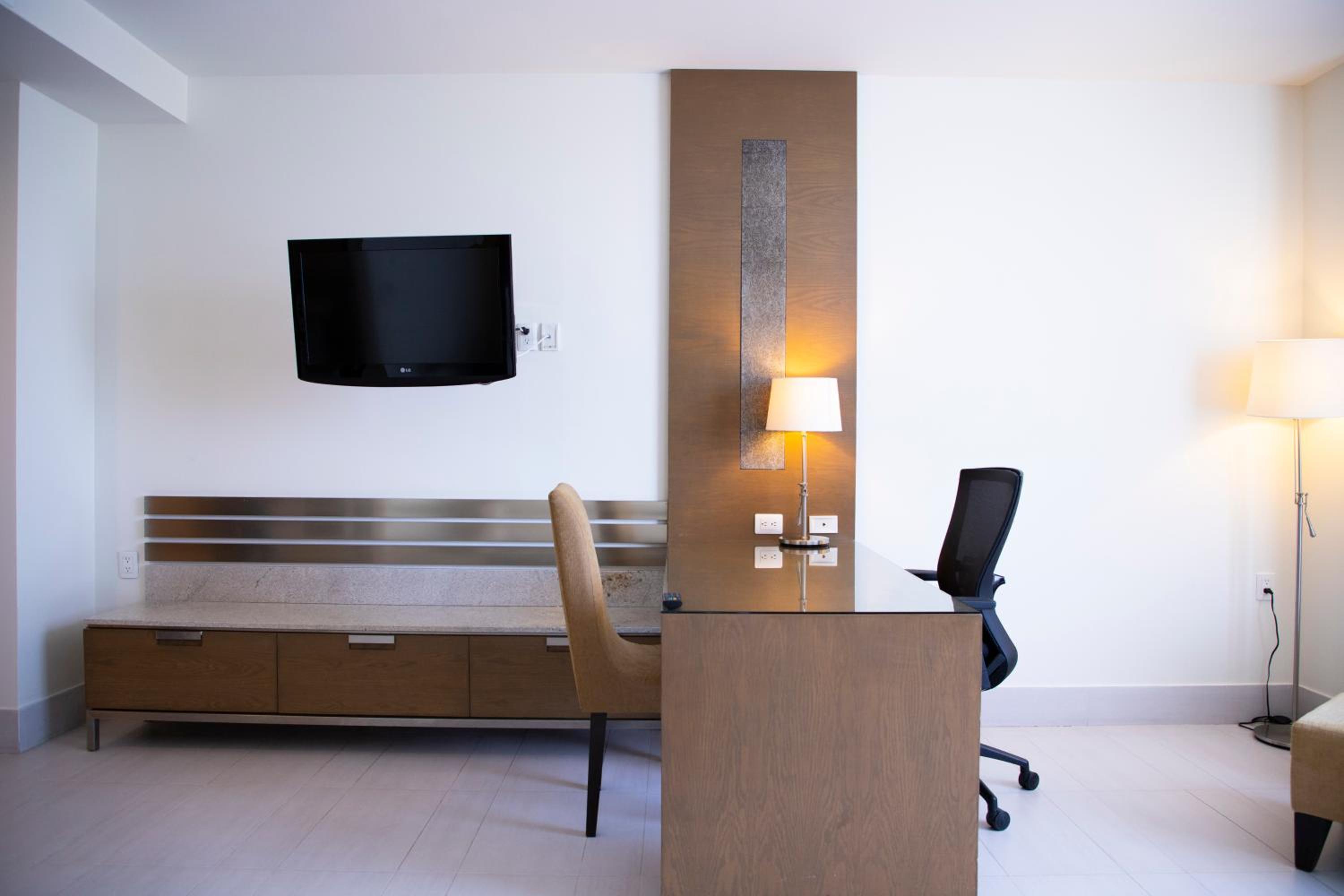 Queen Studio with Sofa Bed - Non-Smoking - Photo 5
