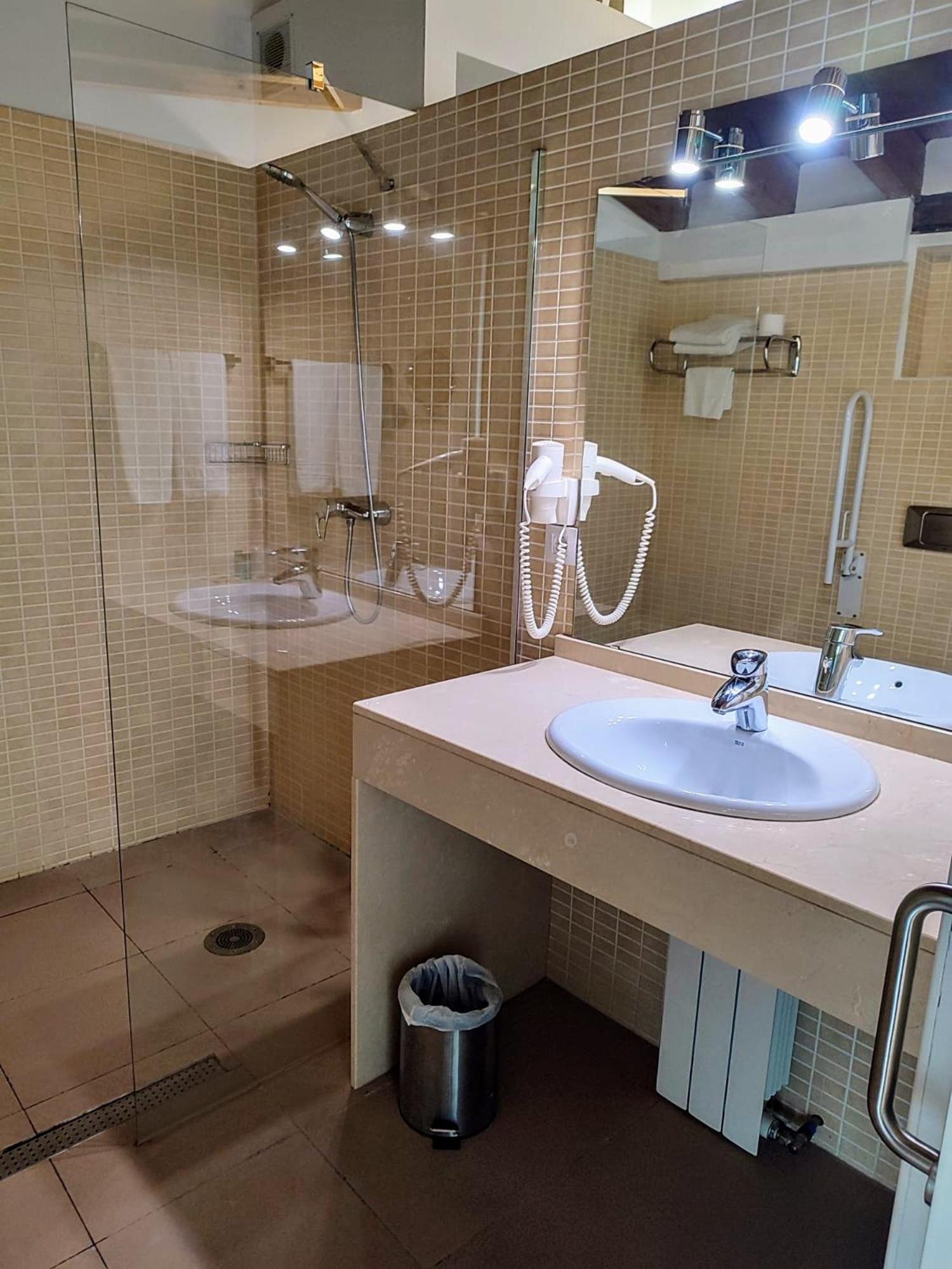 Double or Twin Room - Photo 14