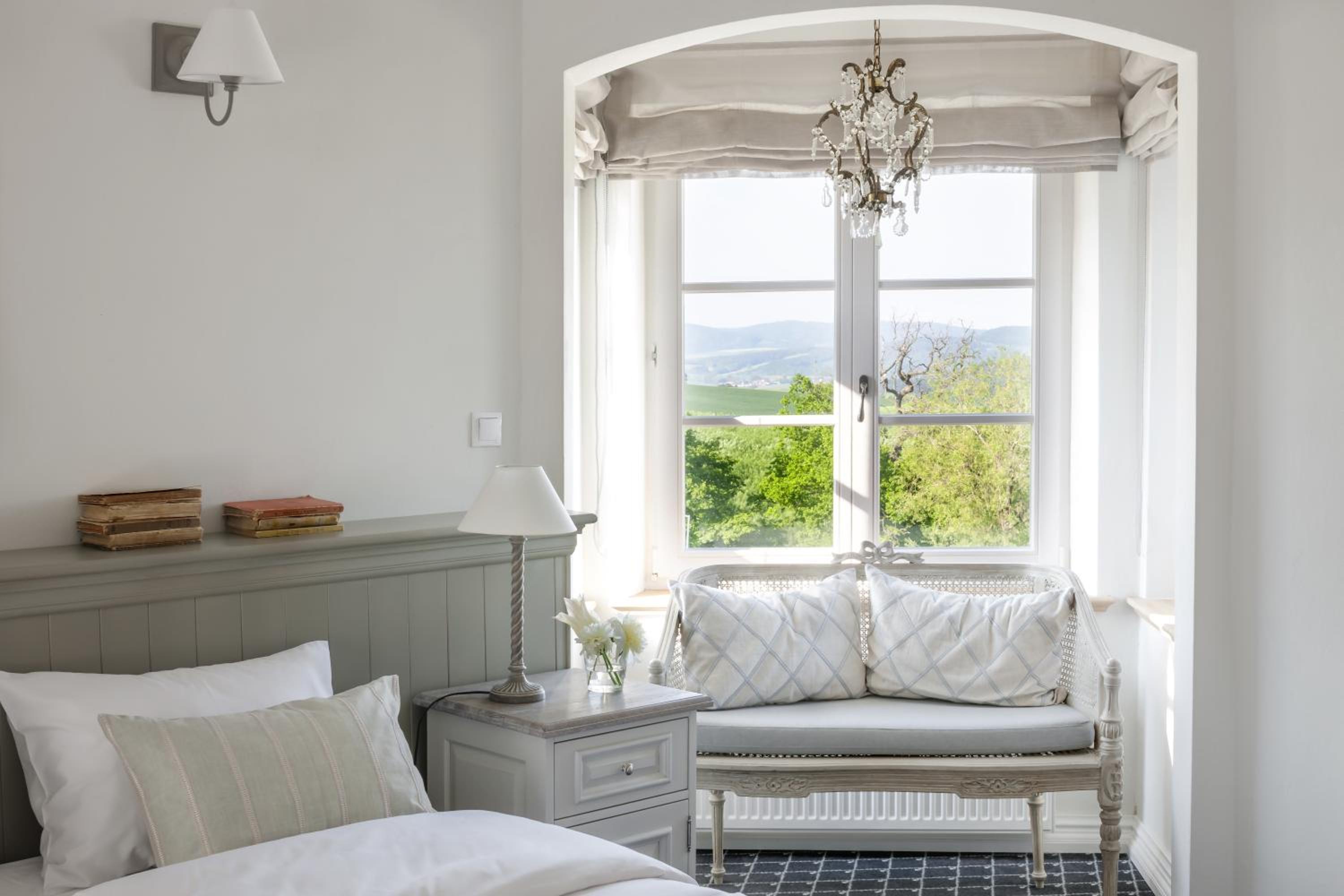 Deluxe Double Room with Balcony - Photo 4