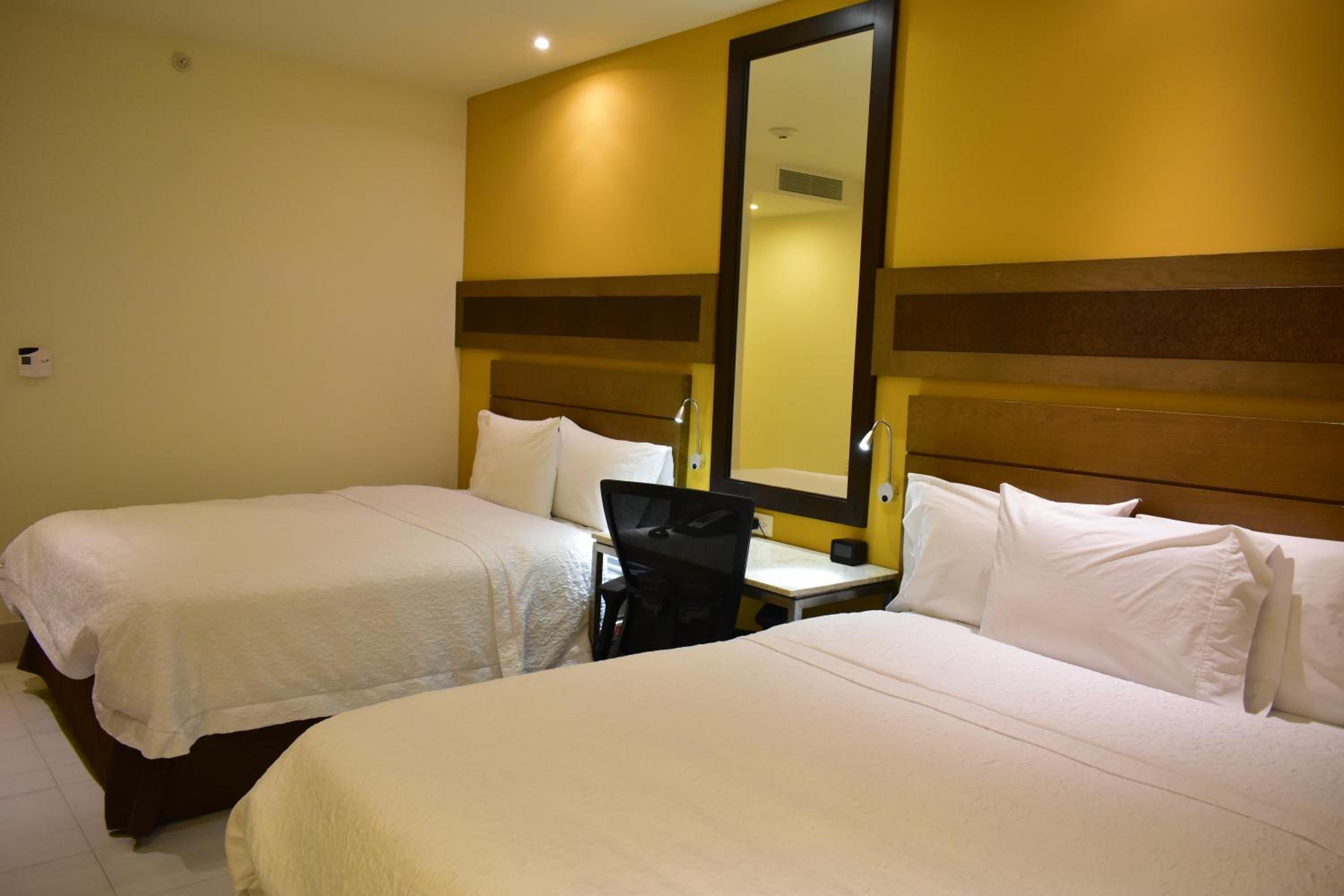 Room with Two Queen Beds - Non-Smoking - Photo 2