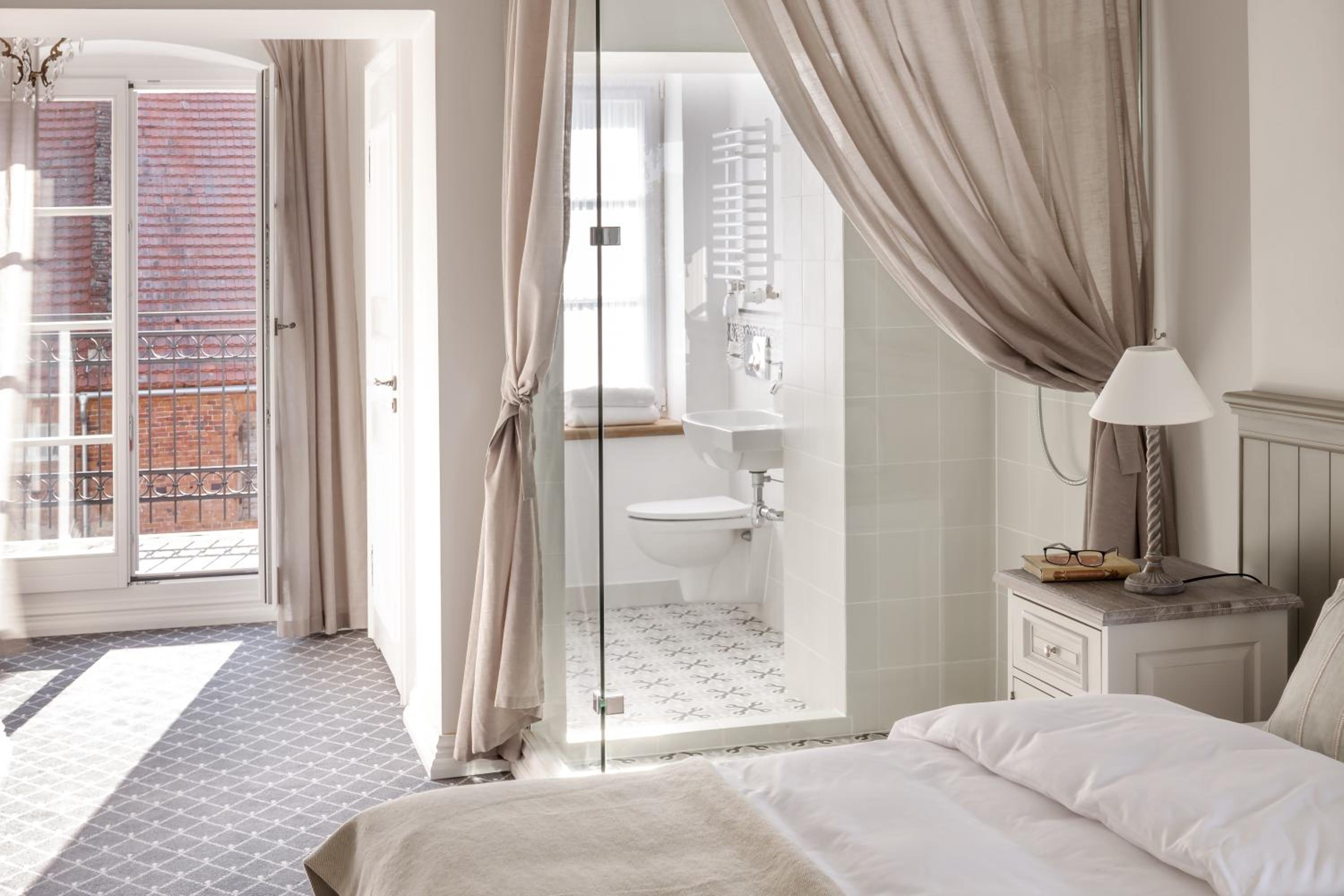 Deluxe Double Room with Balcony - Photo 3