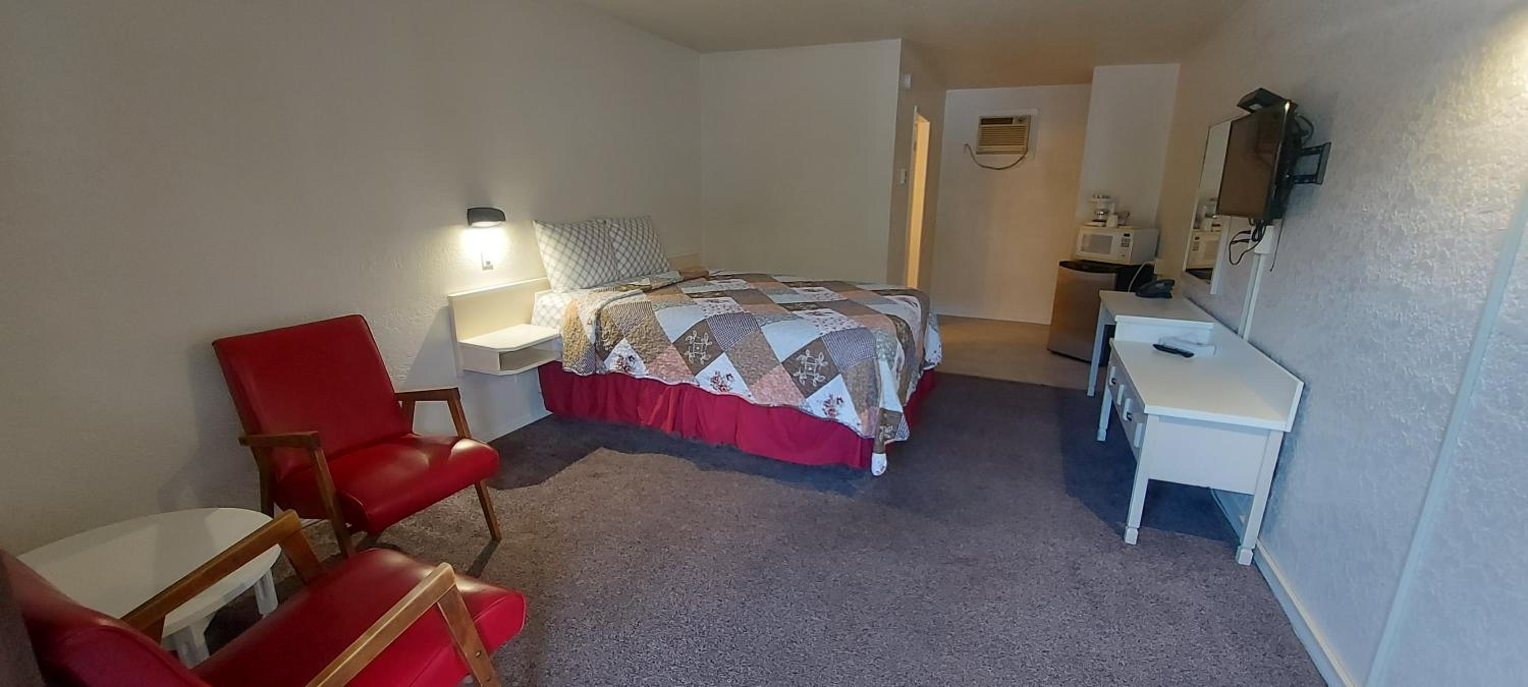 Queen Room photo 2