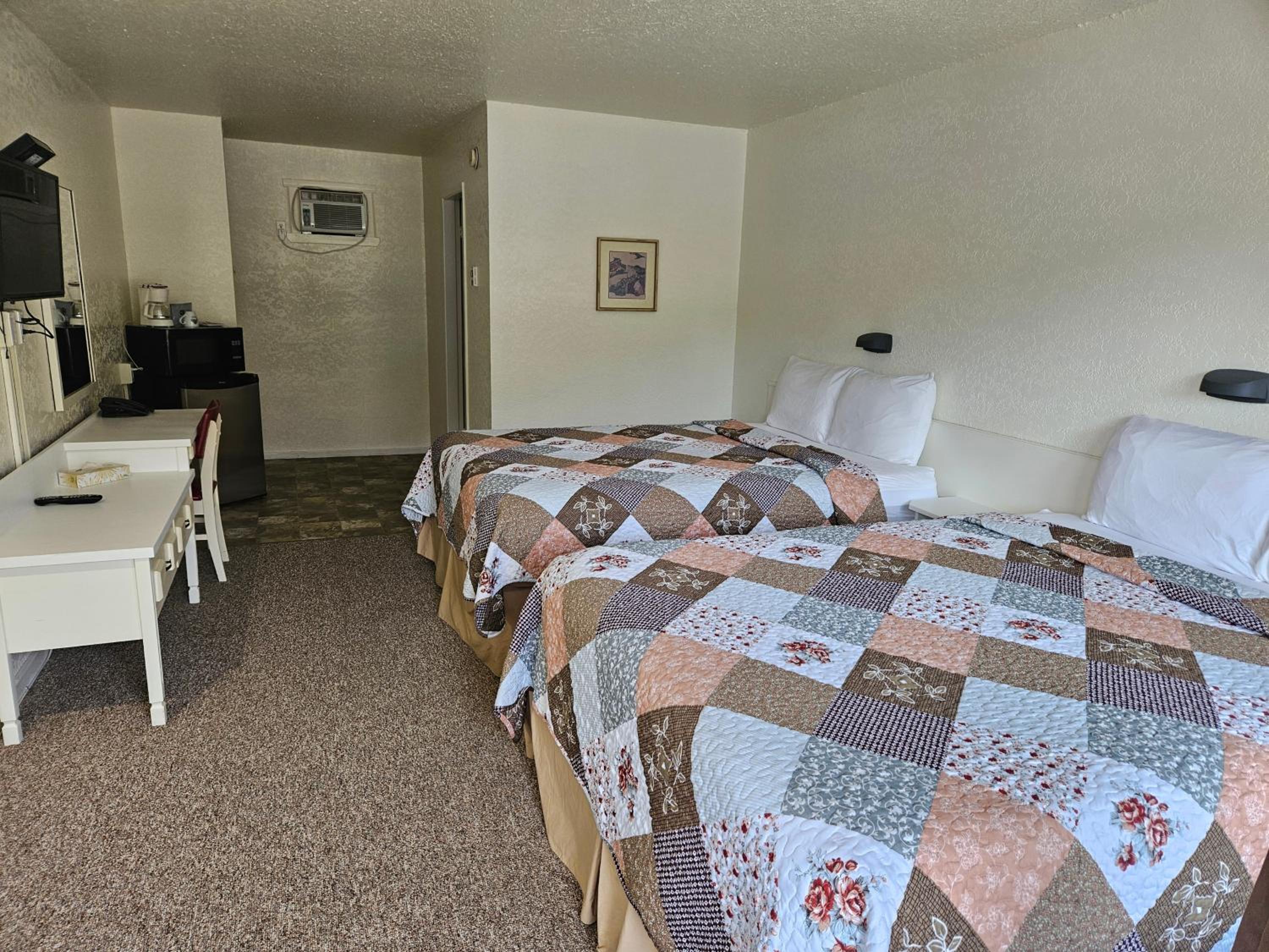 Queen Room with Two Queen Beds photo 2